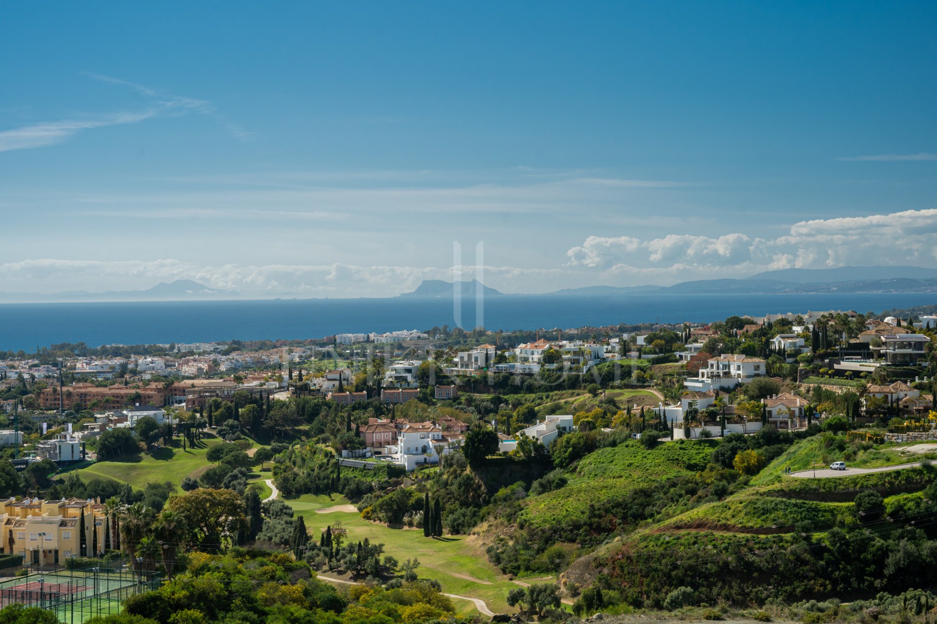 Luxury Duplex Penthouse with Panoramic Sea Views in Paraíso Pueblo