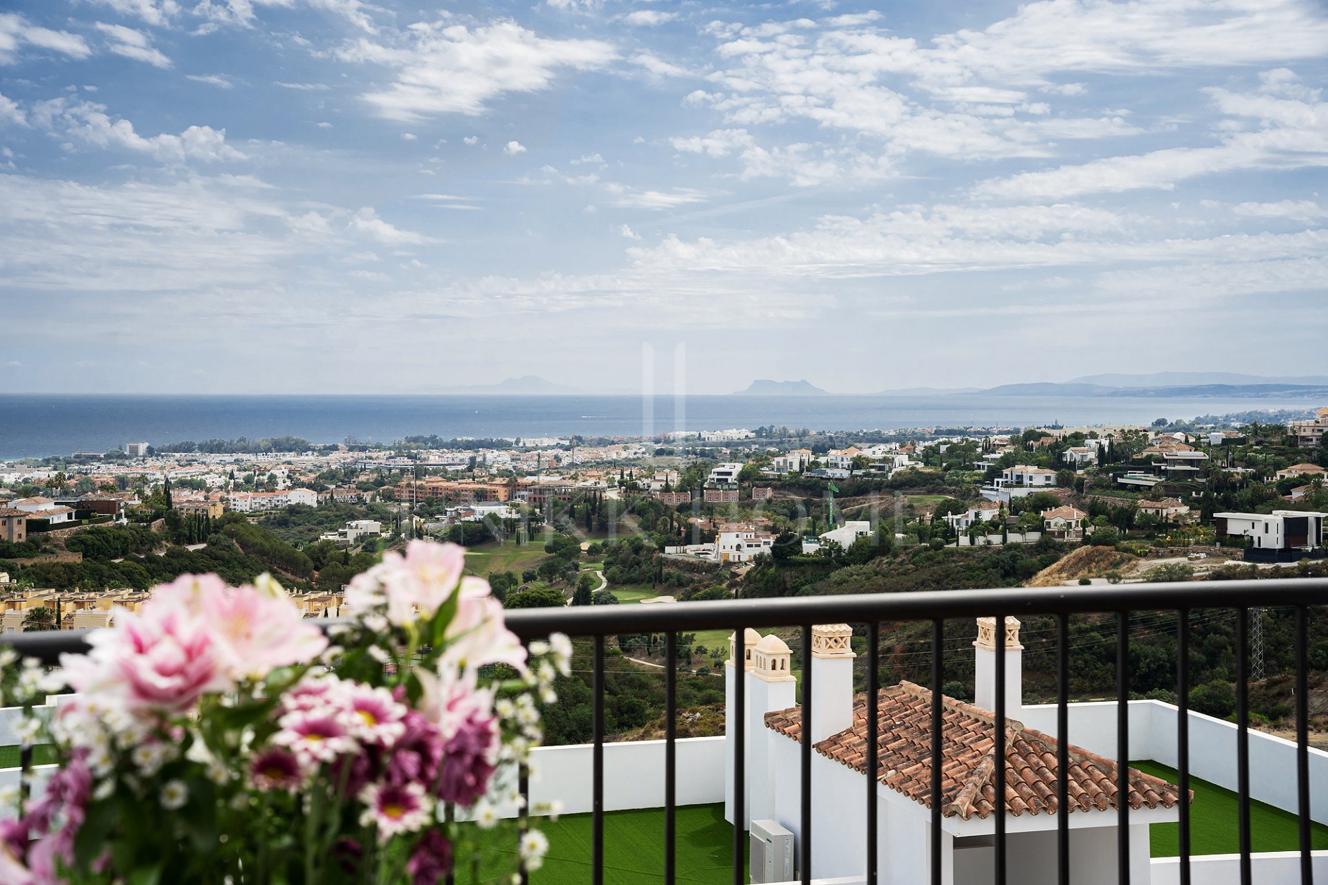 Luxury Duplex Penthouse with Panoramic Sea Views in Paraíso Pueblo