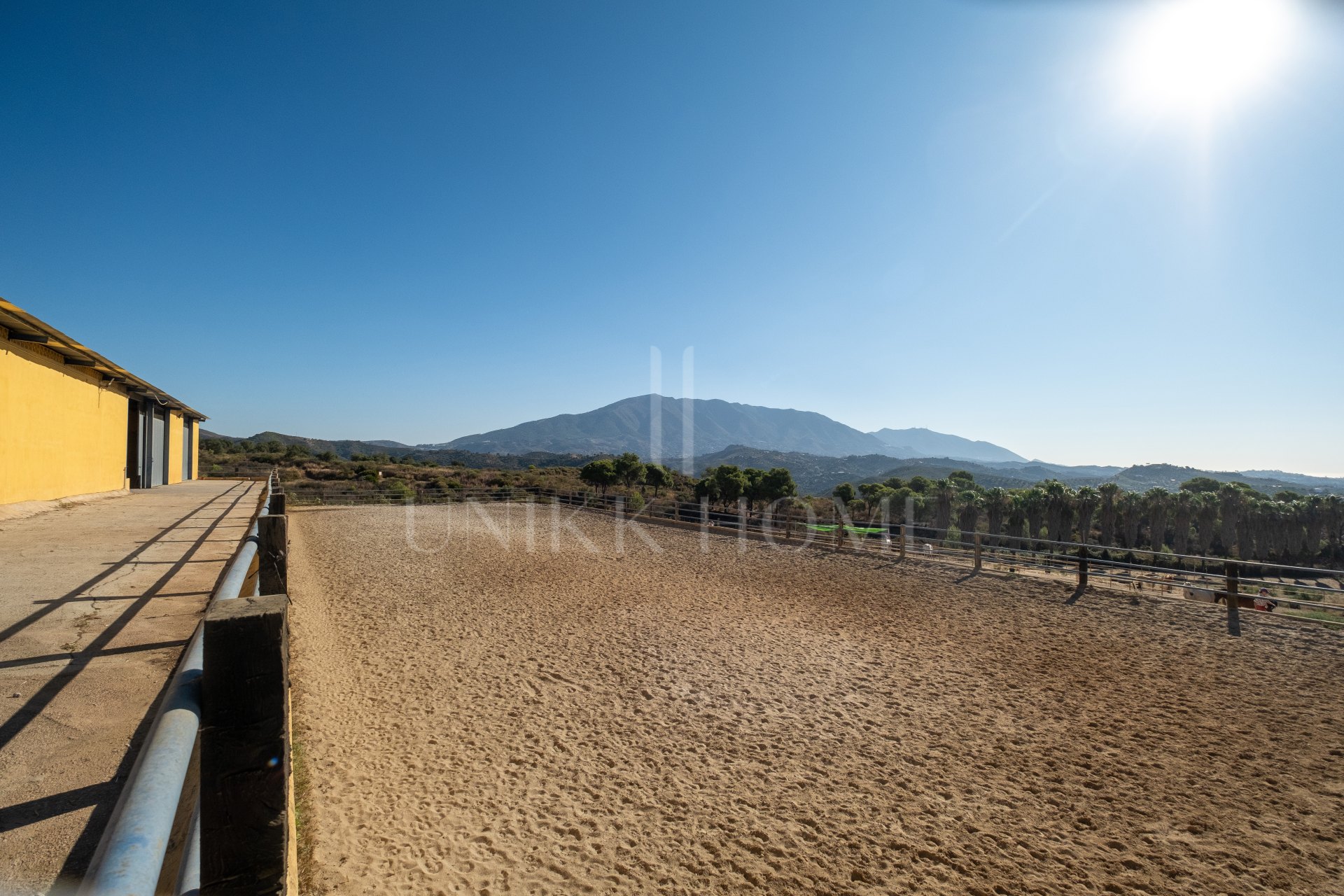 AMAZING EQUESTRIAN PROPERTY 15 MINUTES FROM THE BEACH