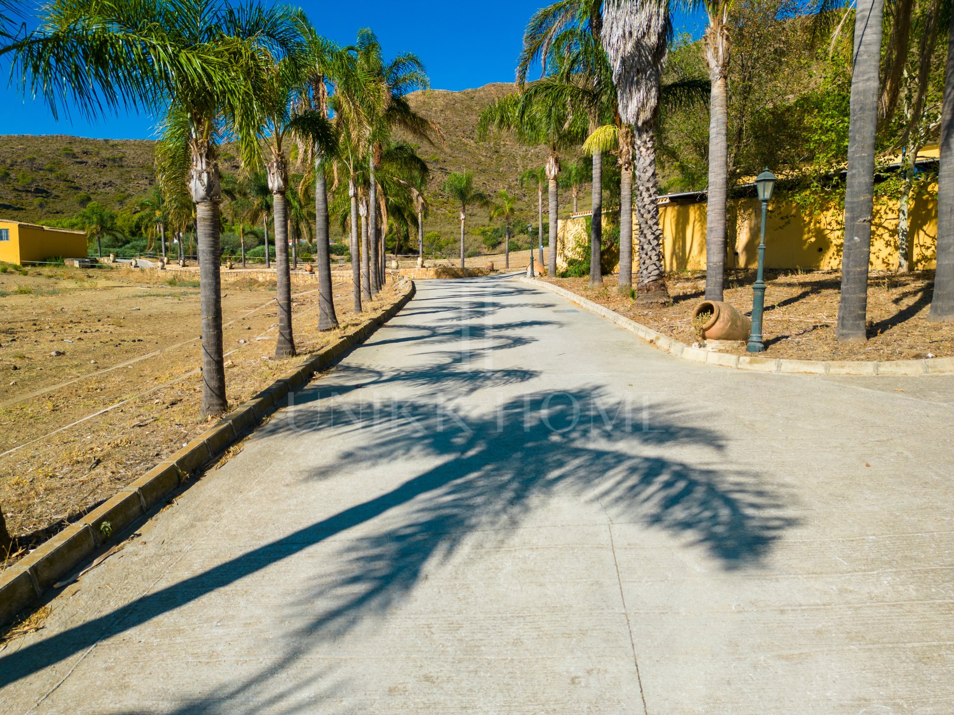 AMAZING EQUESTRIAN PROPERTY 15 MINUTES FROM THE BEACH