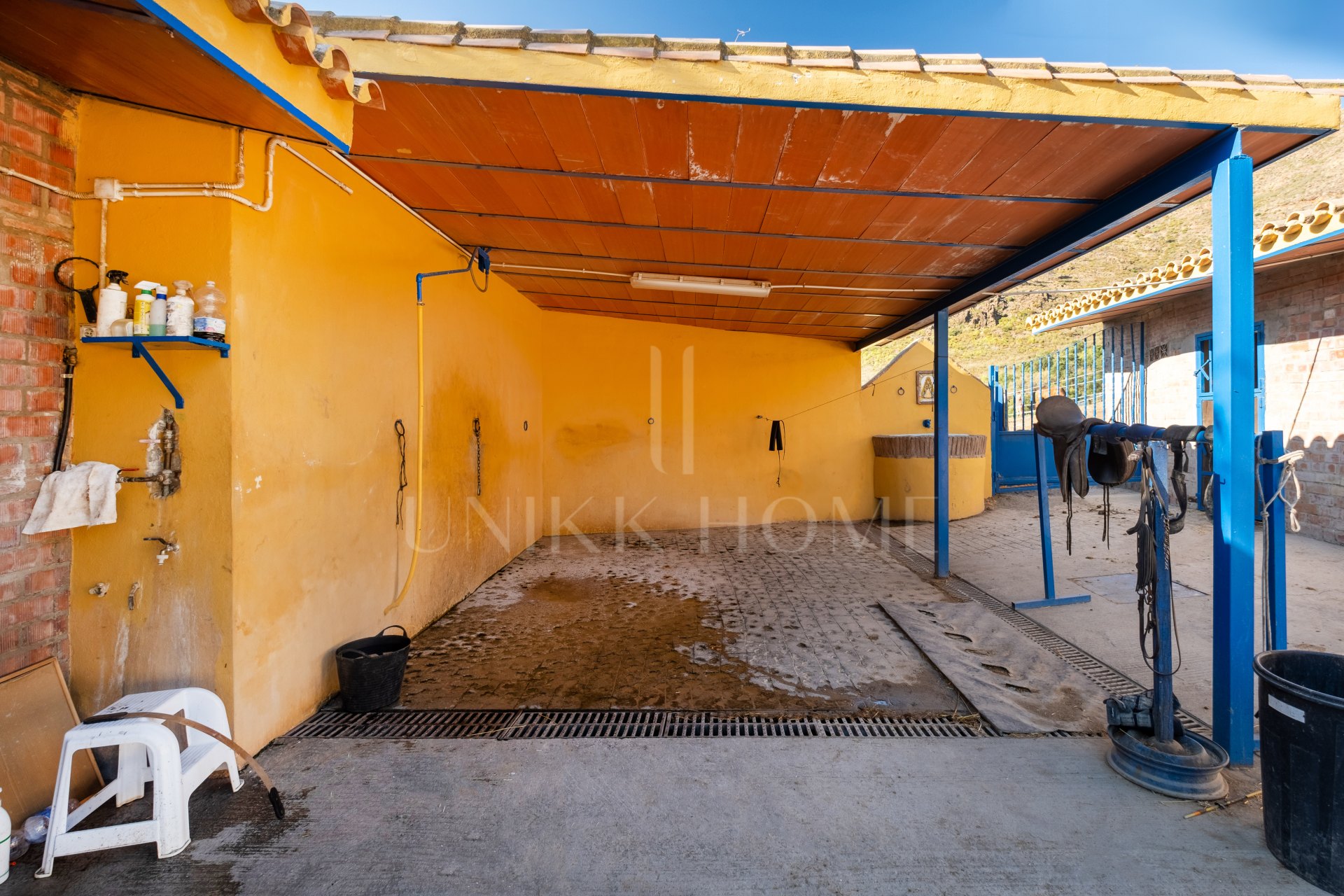 AMAZING EQUESTRIAN PROPERTY 15 MINUTES FROM THE BEACH