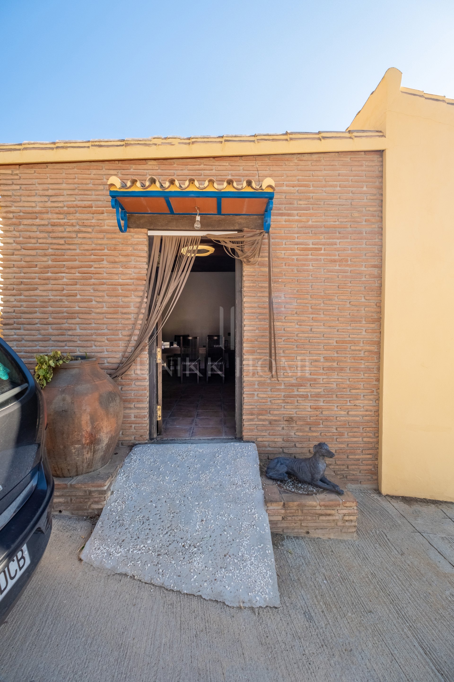 AMAZING EQUESTRIAN PROPERTY 15 MINUTES FROM THE BEACH