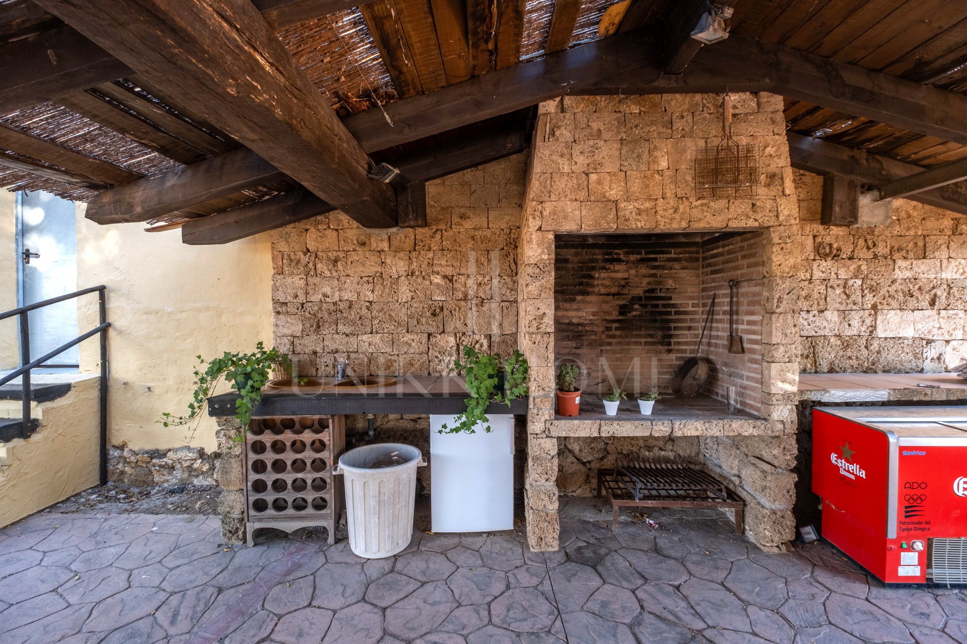 AMAZING EQUESTRIAN PROPERTY 15 MINUTES FROM THE BEACH