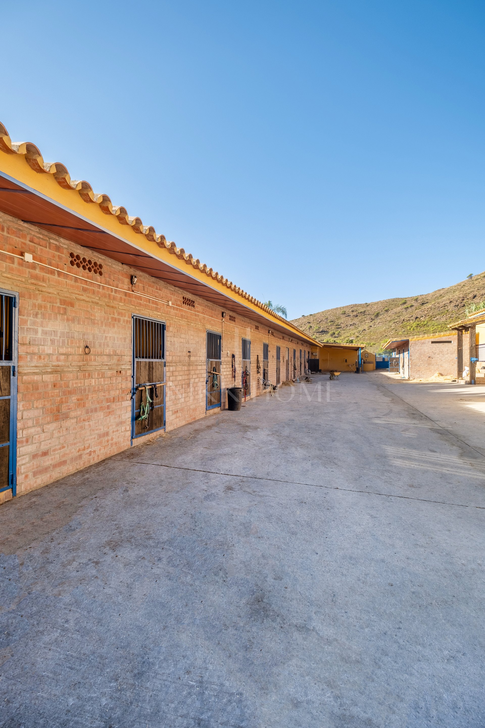 AMAZING EQUESTRIAN PROPERTY 15 MINUTES FROM THE BEACH