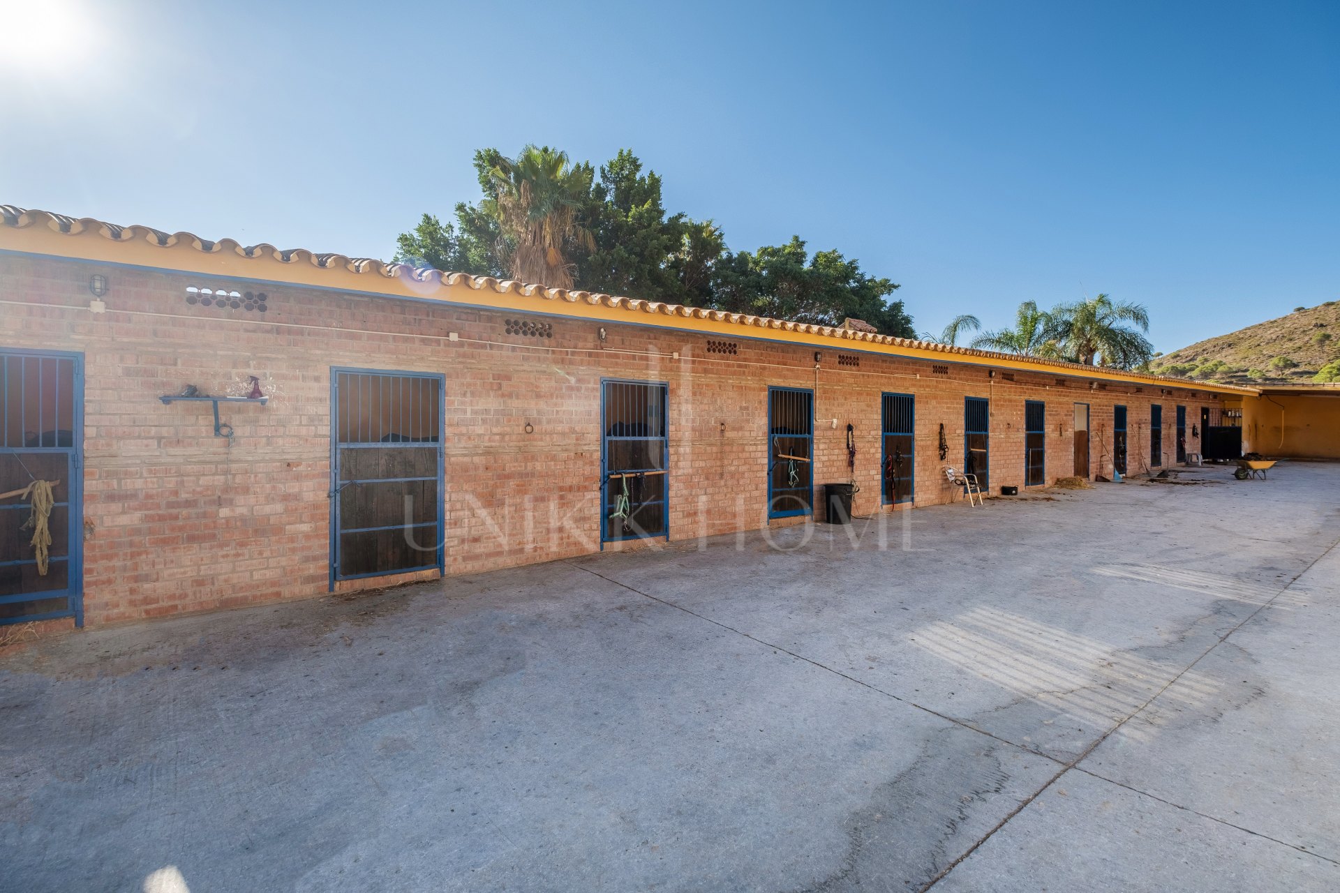 AMAZING EQUESTRIAN PROPERTY 15 MINUTES FROM THE BEACH