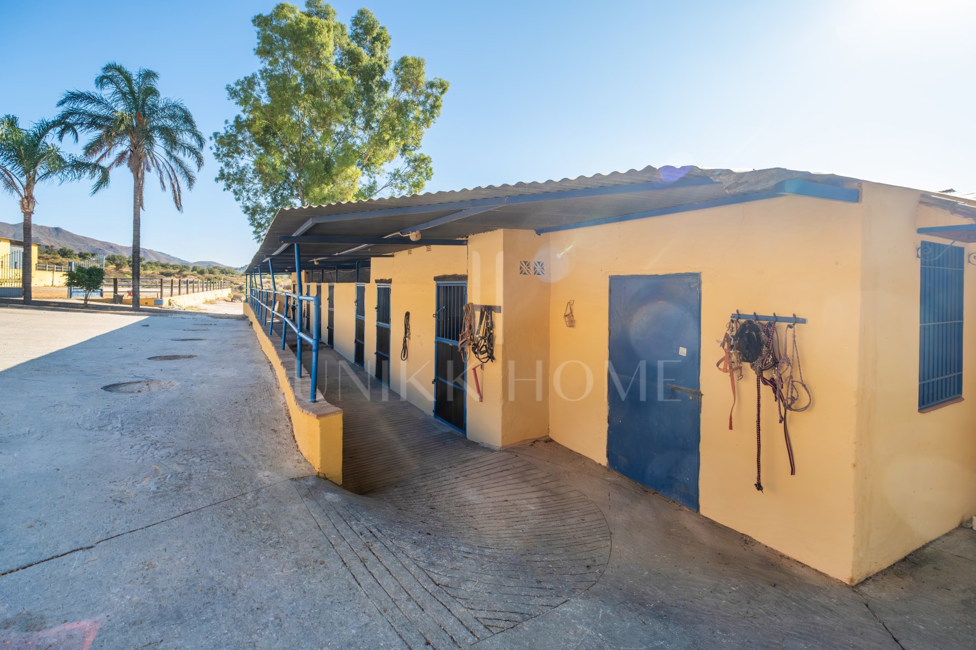 AMAZING EQUESTRIAN PROPERTY 15 MINUTES FROM THE BEACH