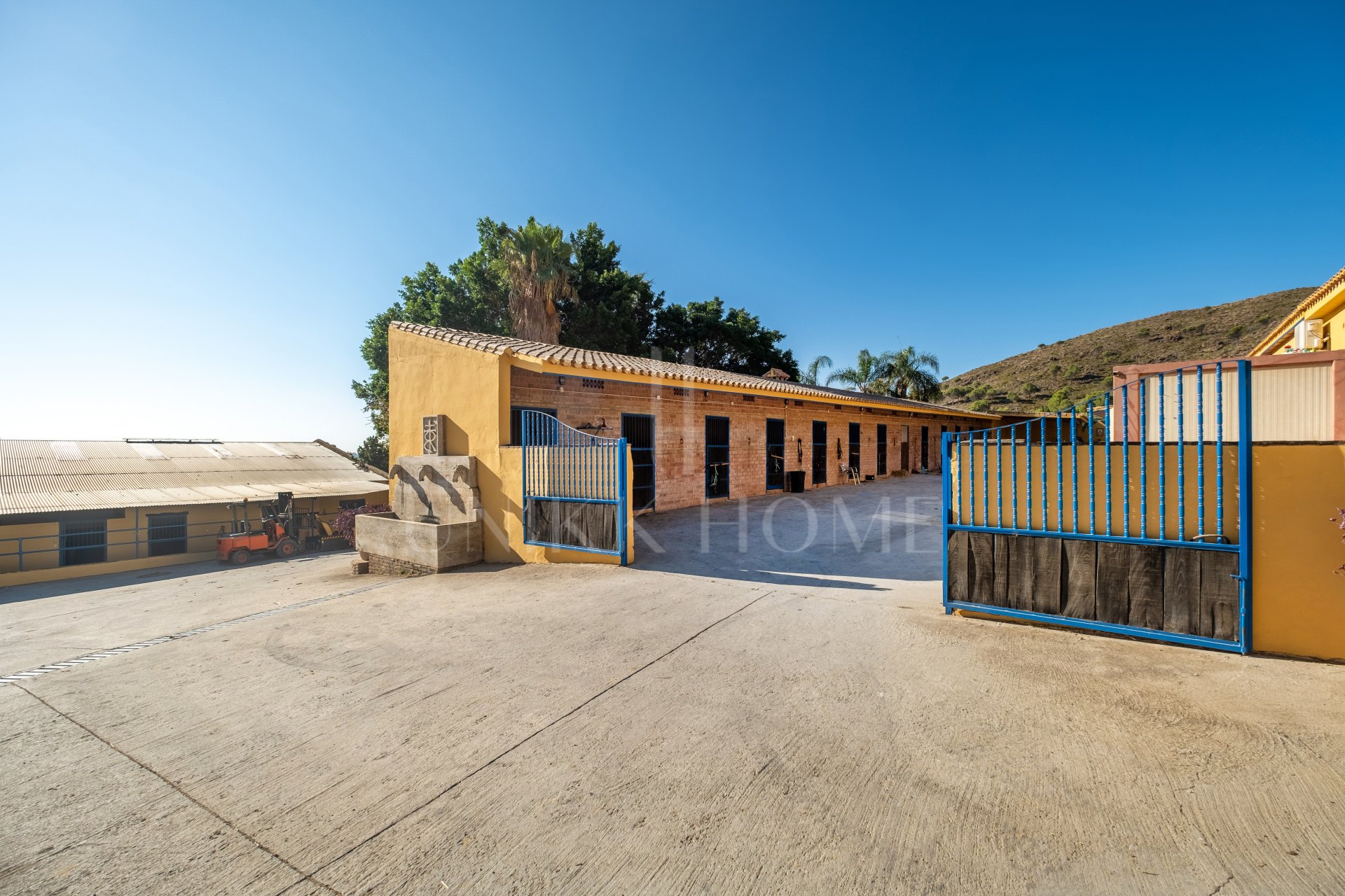AMAZING EQUESTRIAN PROPERTY 15 MINUTES FROM THE BEACH