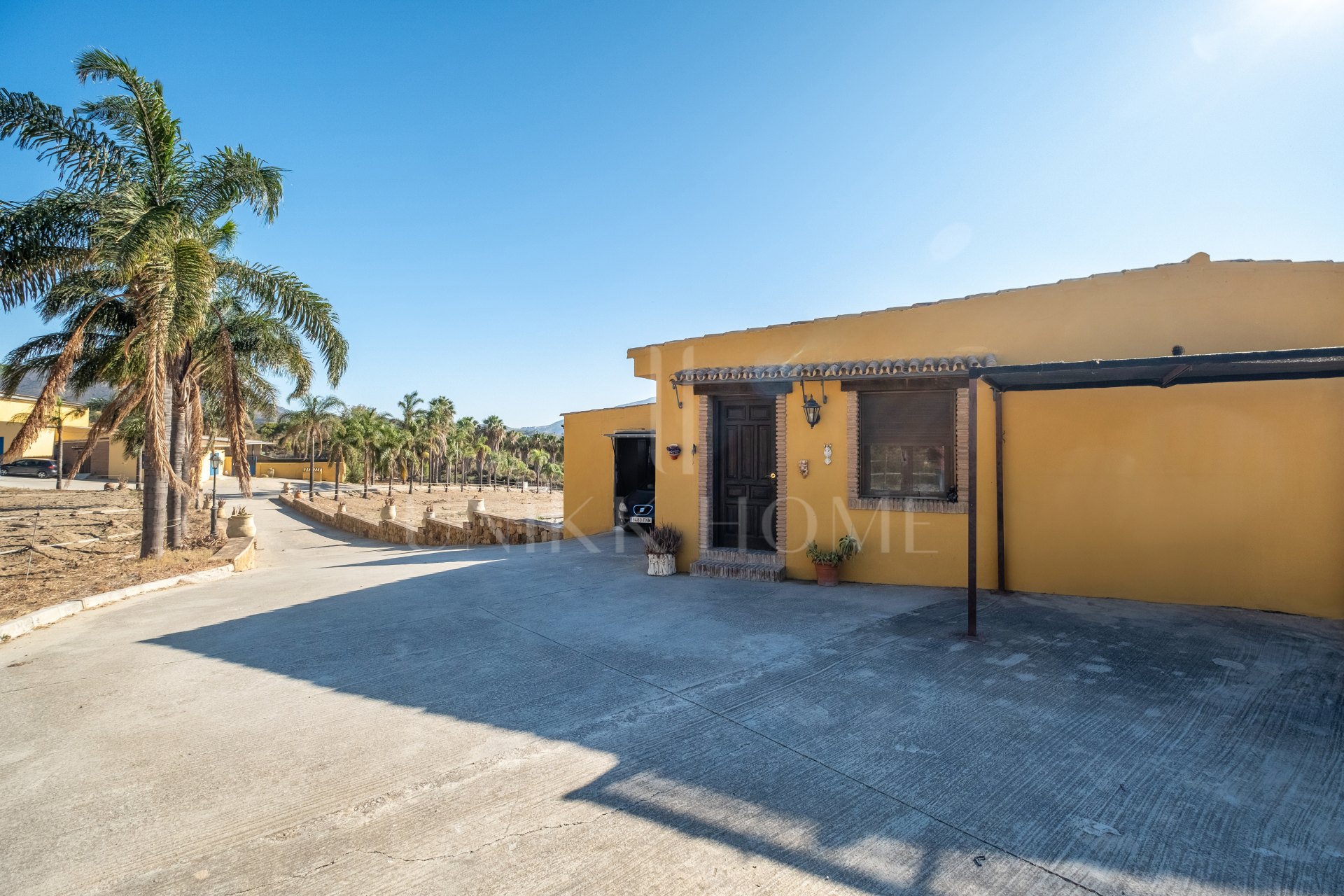 AMAZING EQUESTRIAN PROPERTY 15 MINUTES FROM THE BEACH