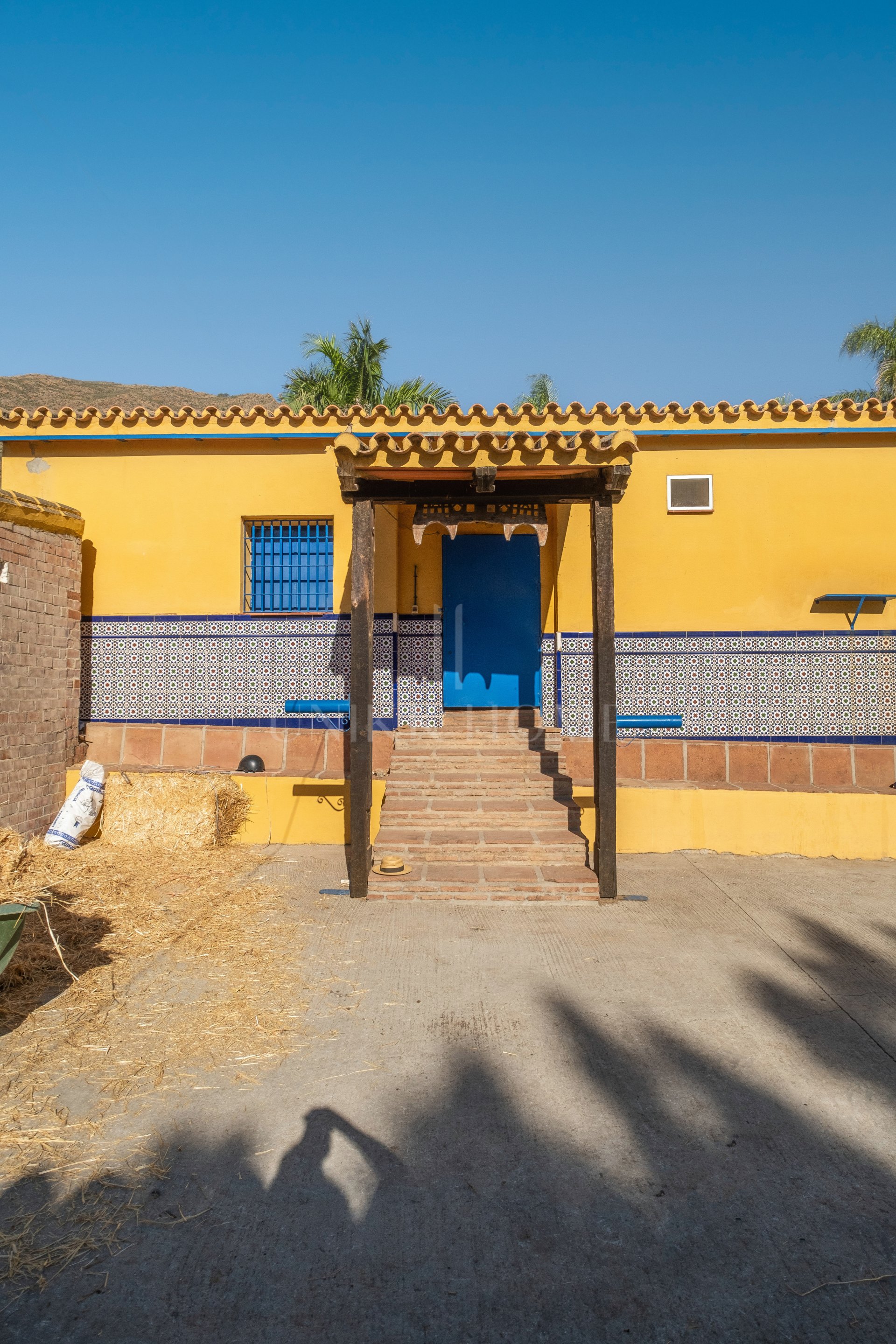 AMAZING EQUESTRIAN PROPERTY 15 MINUTES FROM THE BEACH