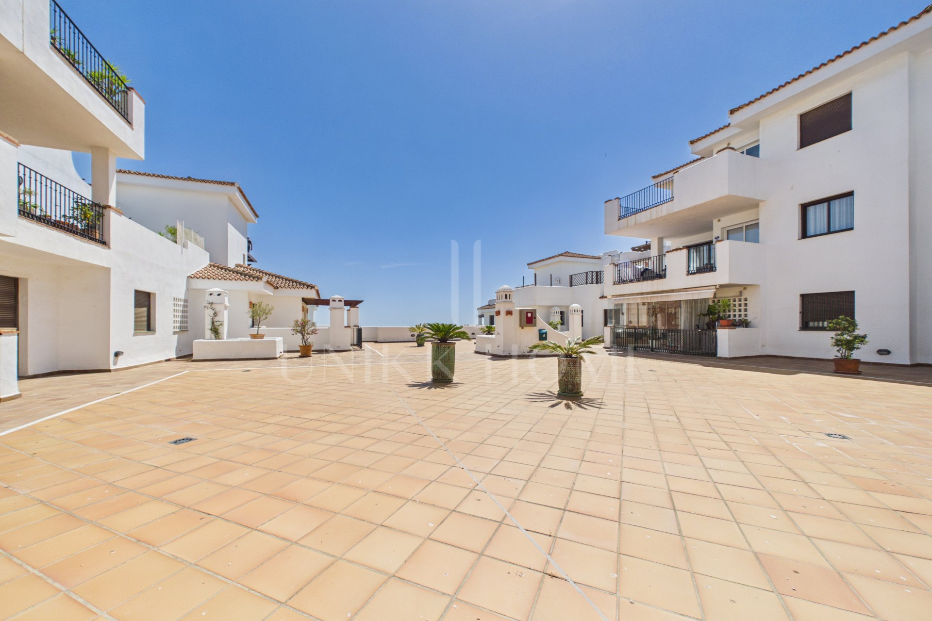 Stunning townhouse next to the prestigious La Hacienda Alcaidesa Golf