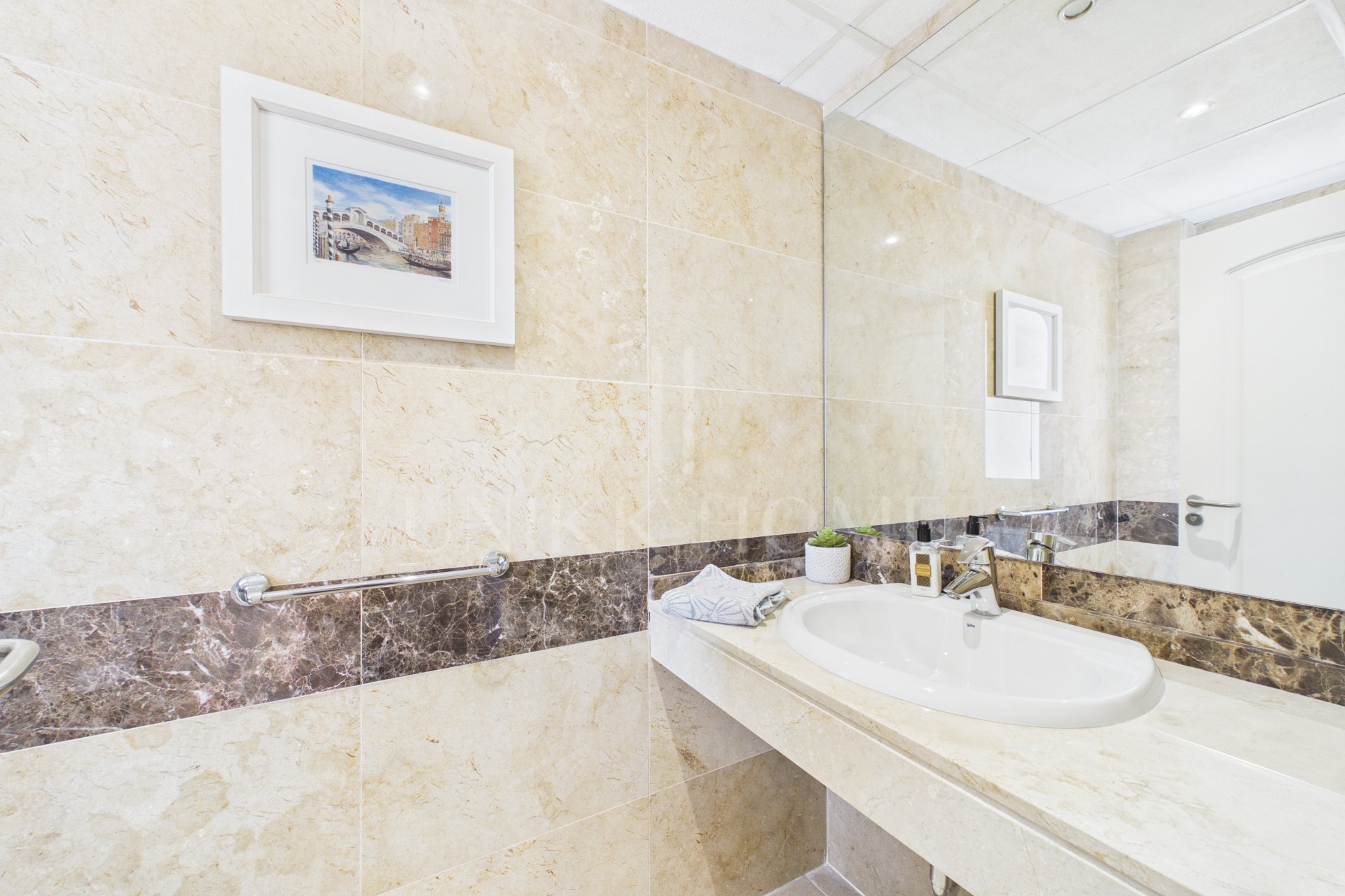Stunning townhouse next to the prestigious La Hacienda Alcaidesa Golf