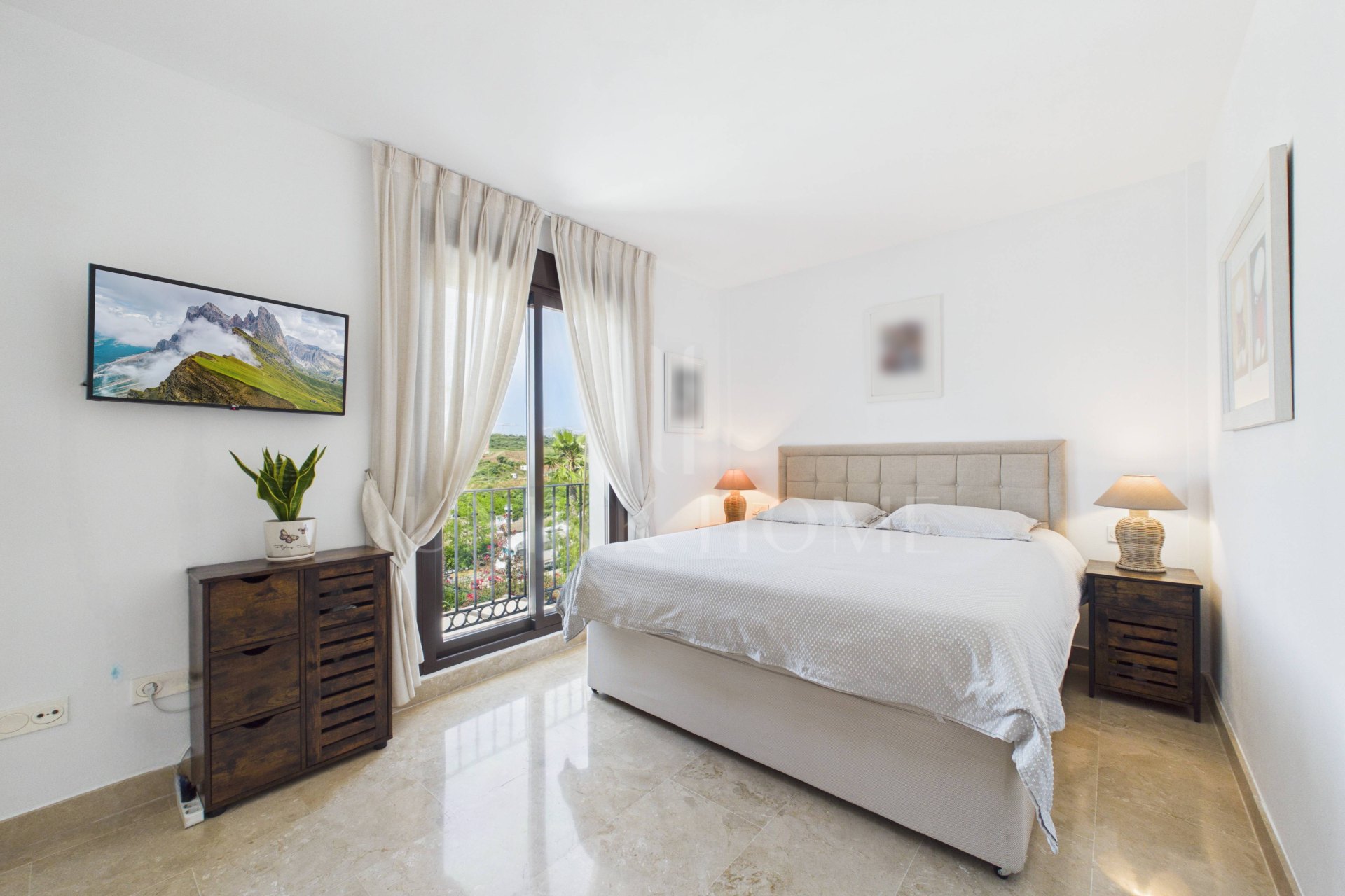 Stunning townhouse next to the prestigious La Hacienda Alcaidesa Golf
