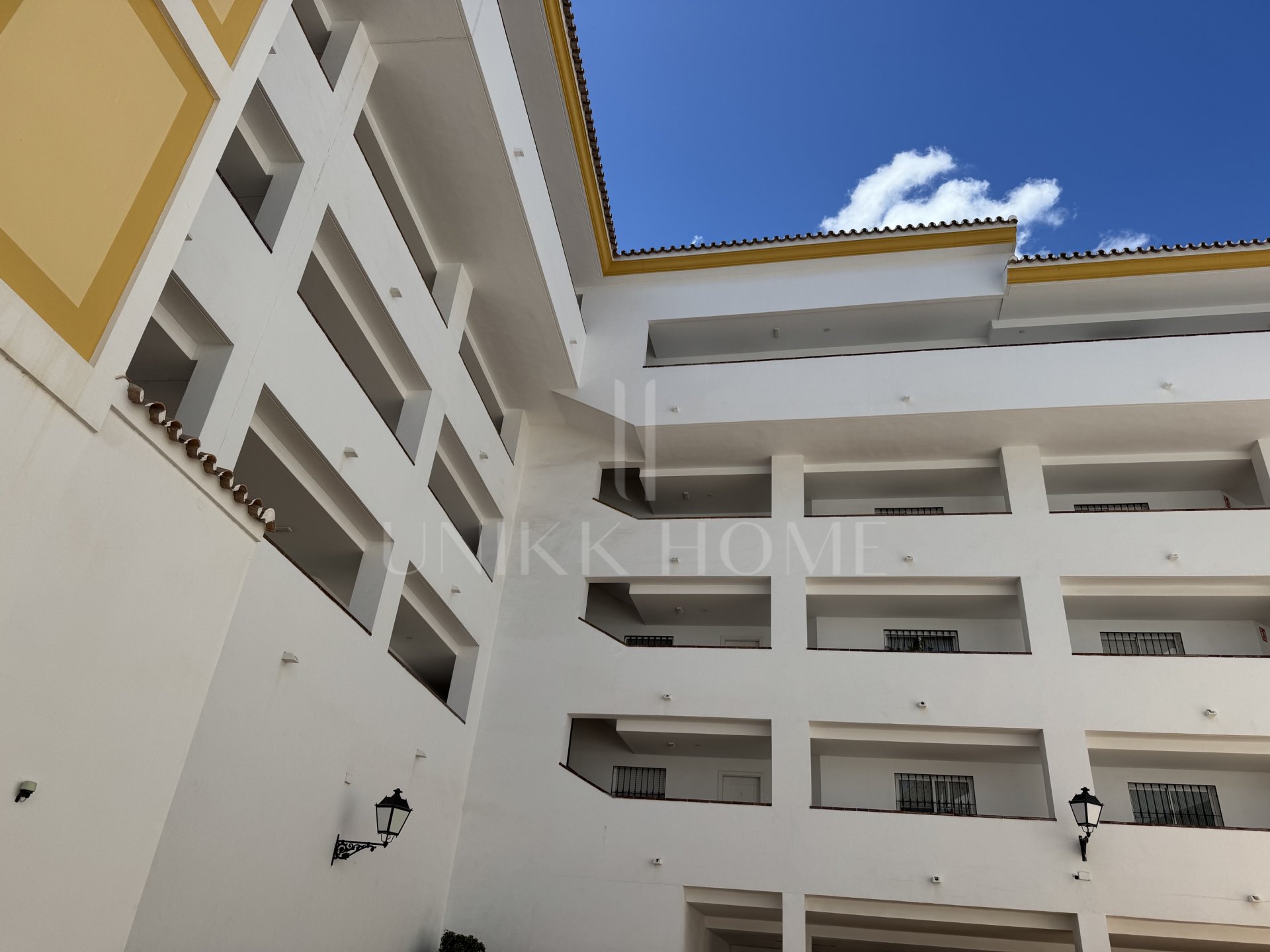 Amplio ático de 3 dormitorios situado en el corazón De San Pedro de Alcántara, Marbella