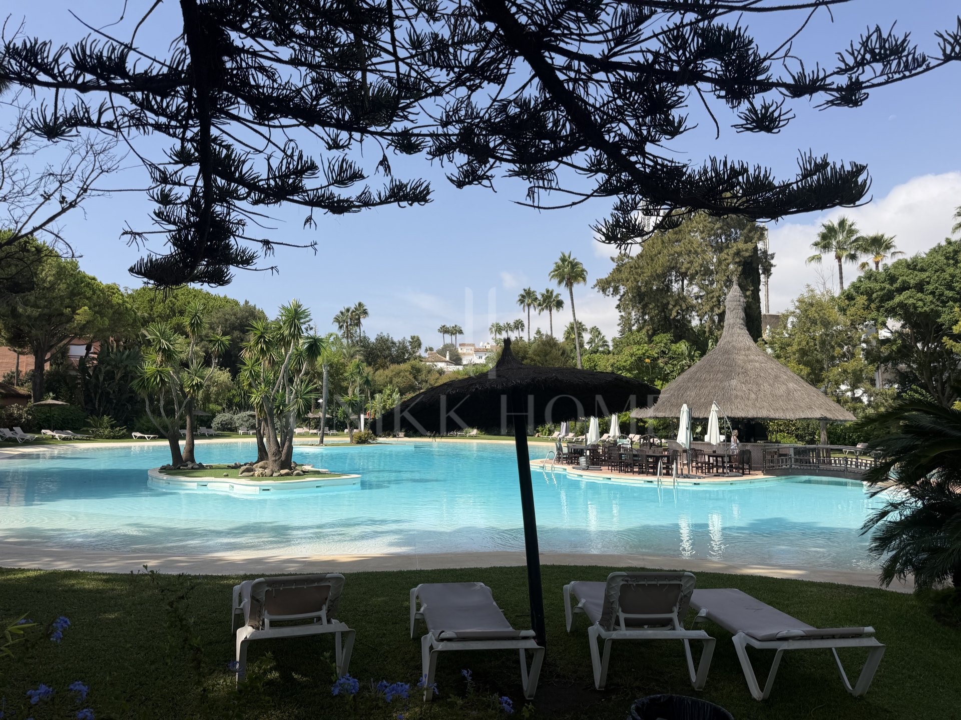 Bonito piso con vistas a jardines tropicales en planta intermedia de dos dormitorios para reformar en Alhambra del Golf, Guadalmina Baja