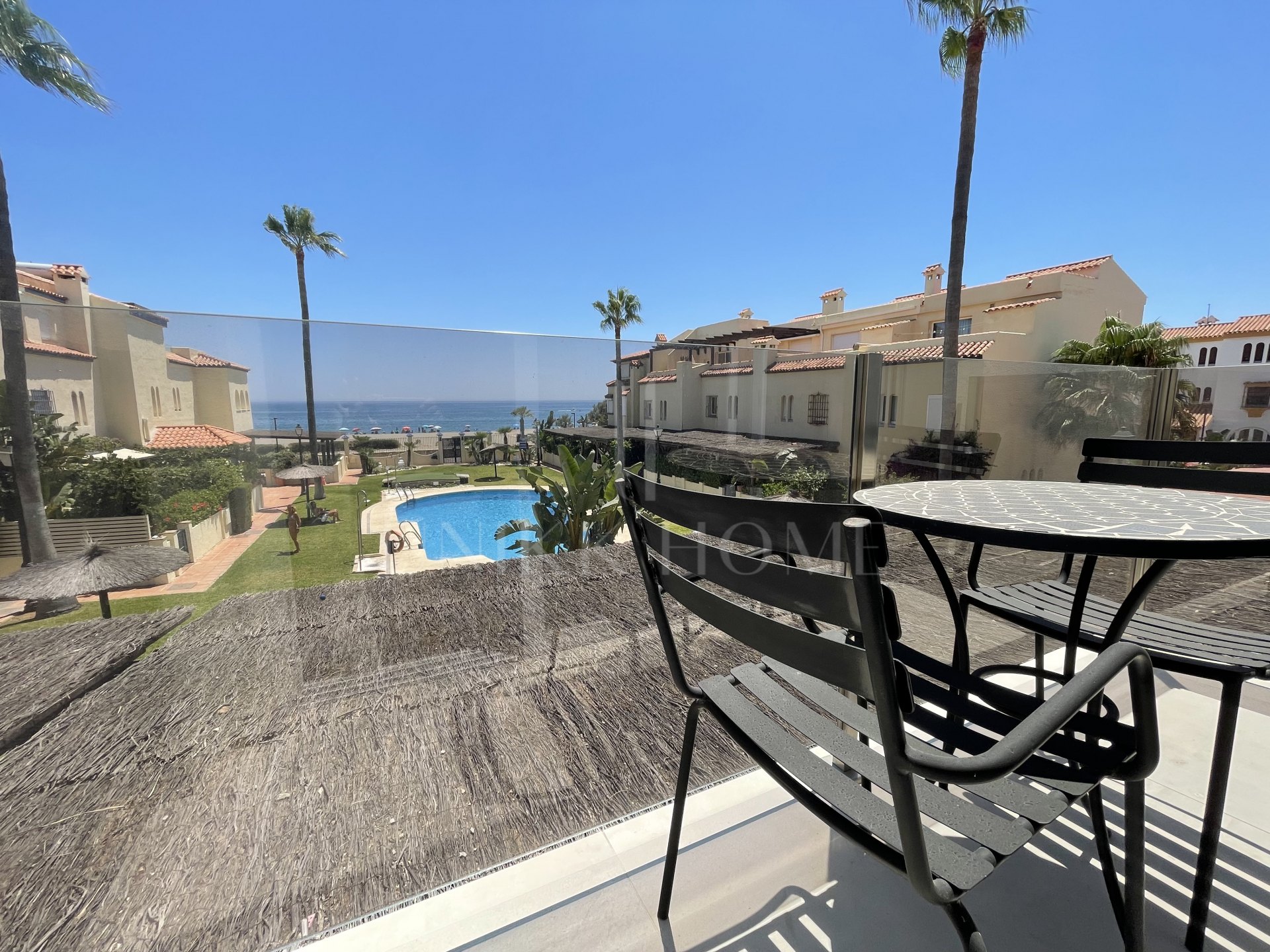 Elegante casa adosada en primera línea de playa con orientación sur, Casares Costa, cerca Estepona.