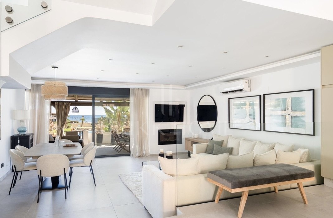 Elegante casa adosada en primera línea de playa con orientación sur, Casares Costa, cerca Estepona.