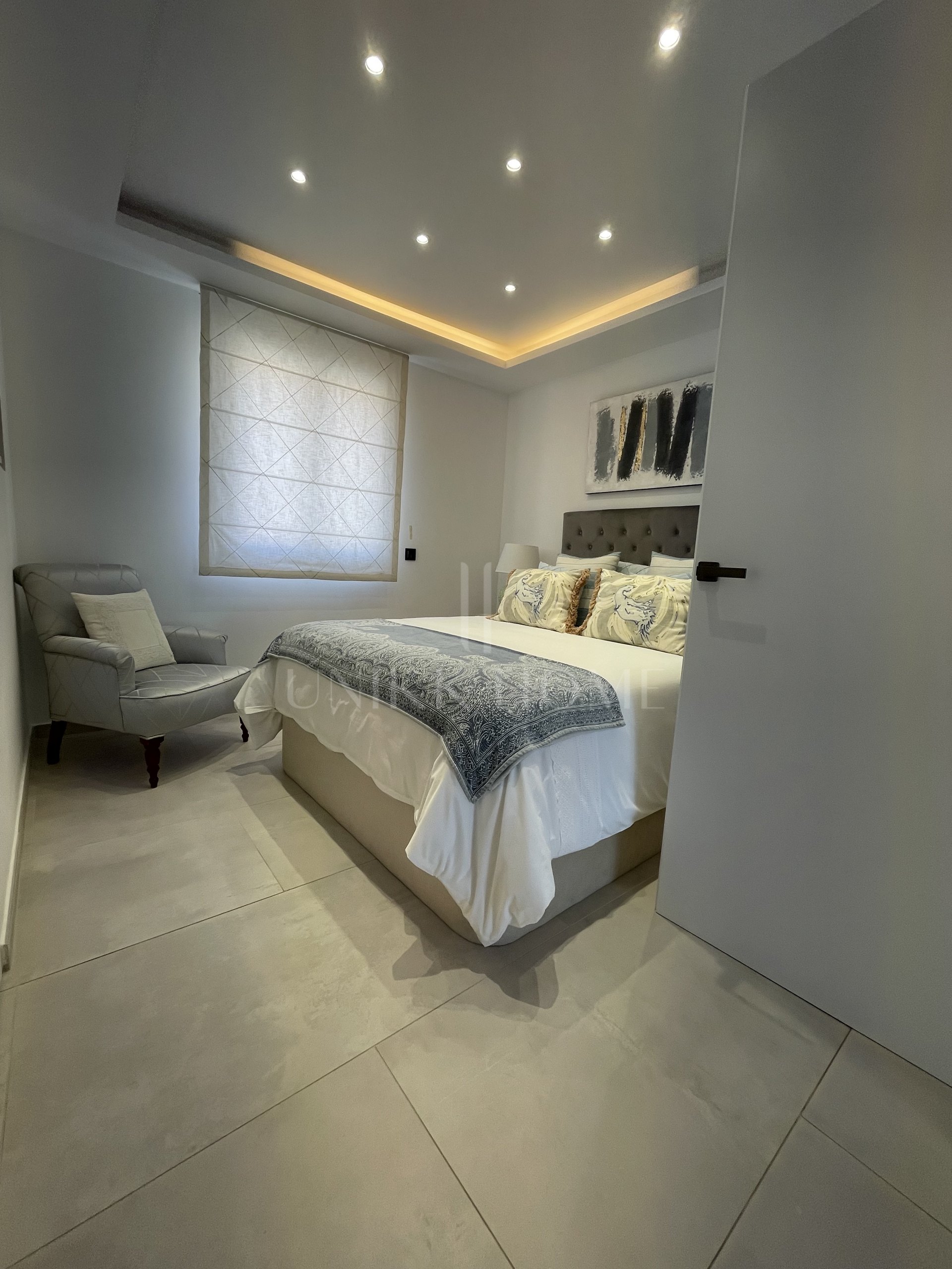 Elegante casa adosada en primera línea de playa con orientación sur, Casares Costa, cerca Estepona.