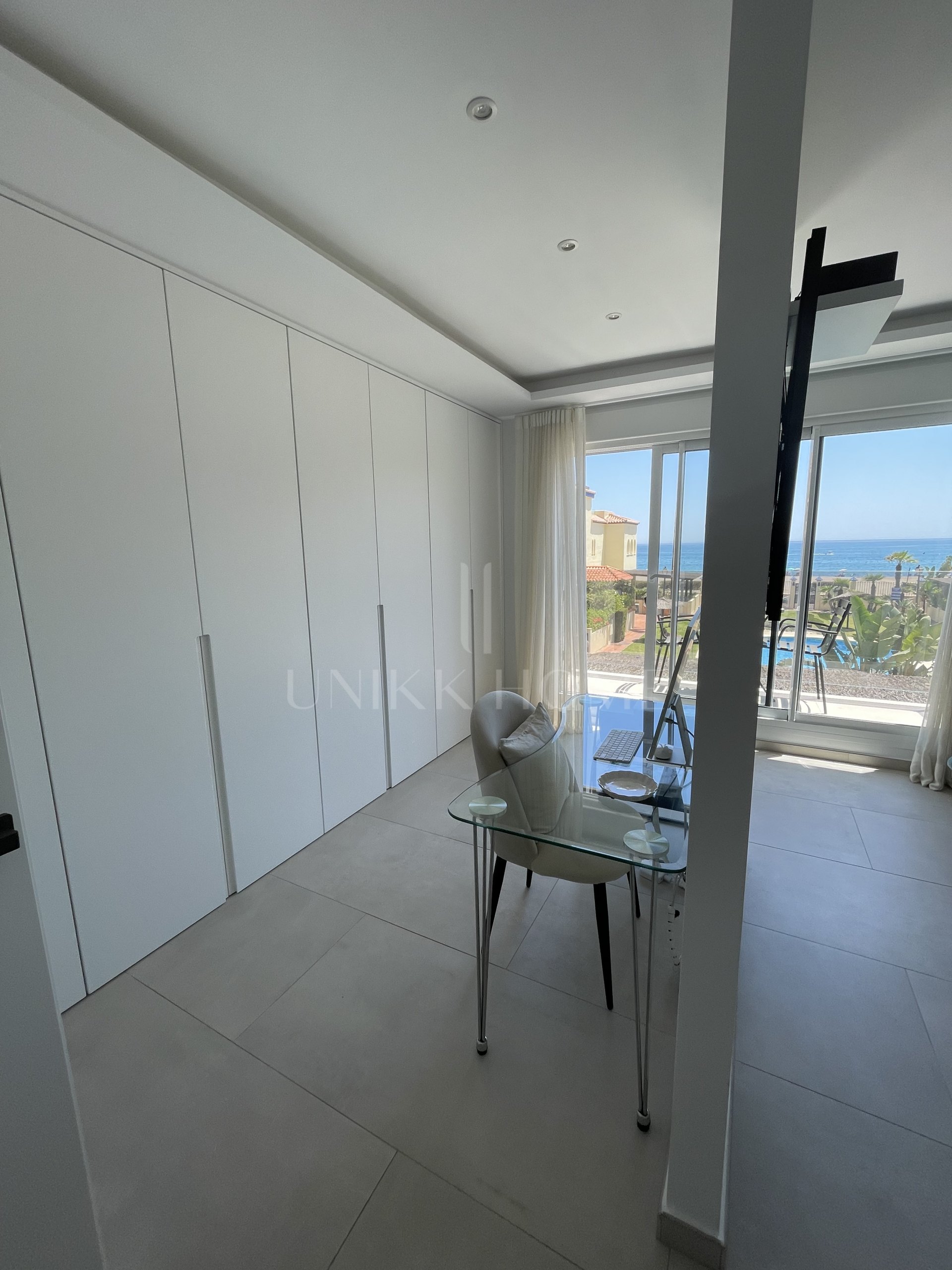 Elegante casa adosada en primera línea de playa con orientación sur, Casares Costa, cerca Estepona.