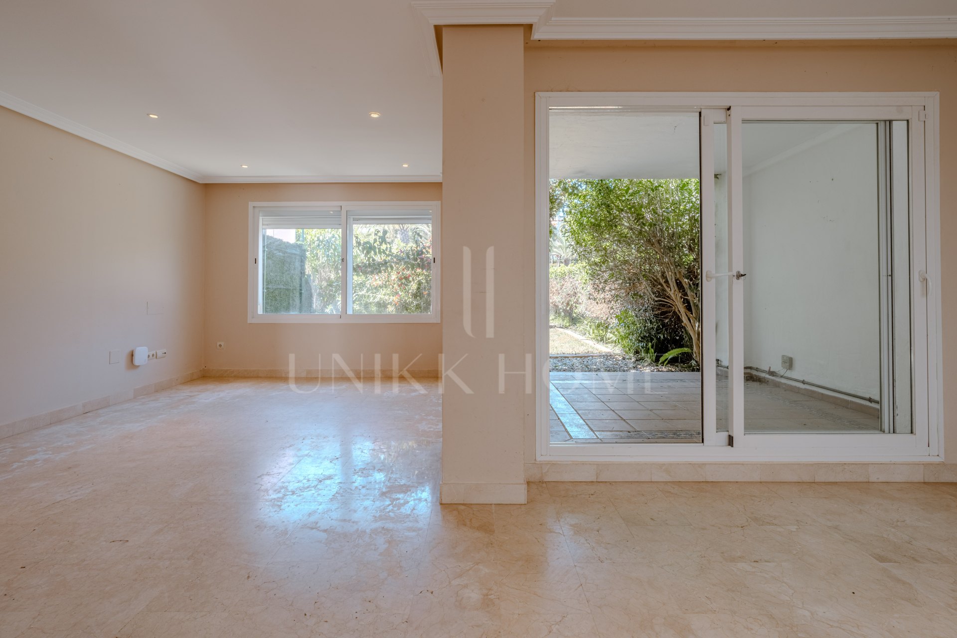 Semi/detached house in Selwo with big garden and sea views