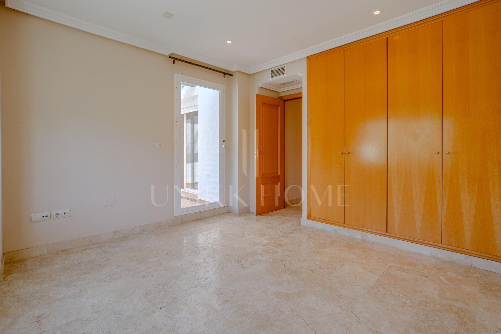 Semi/detached house in Selwo with big garden and sea views
