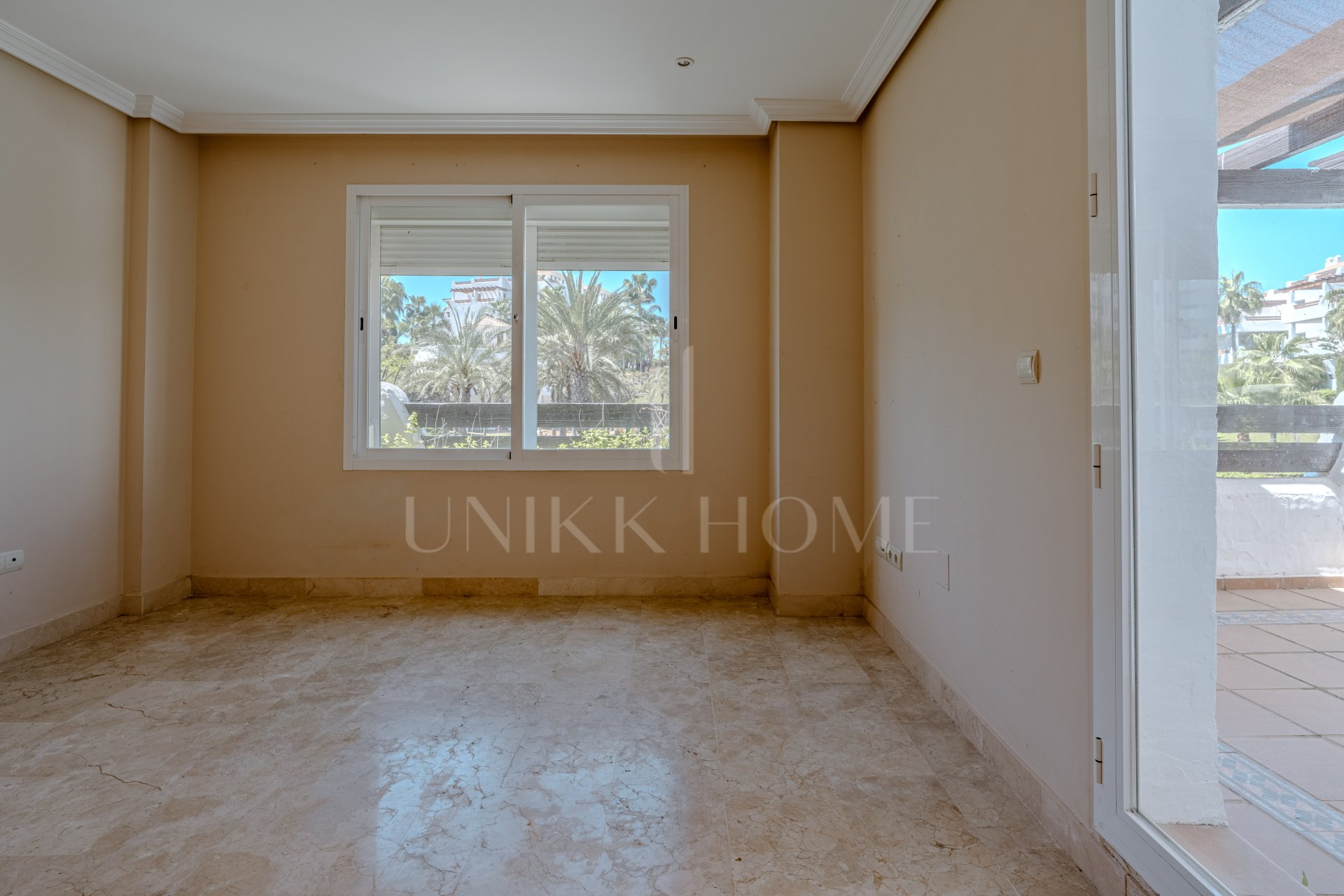 Semi/detached house in Selwo with big garden and sea views