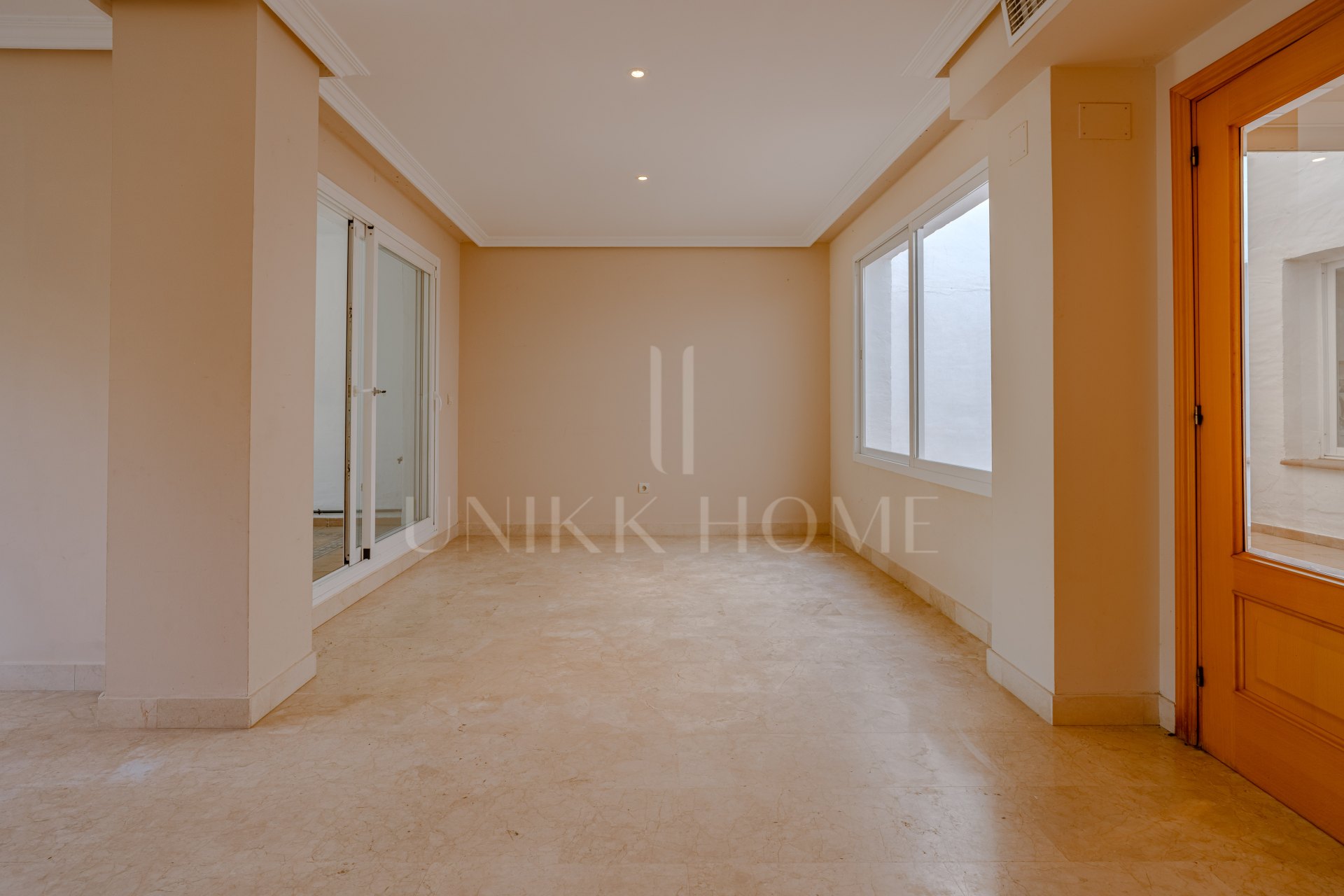 Semi/detached house in Selwo with big garden and sea views