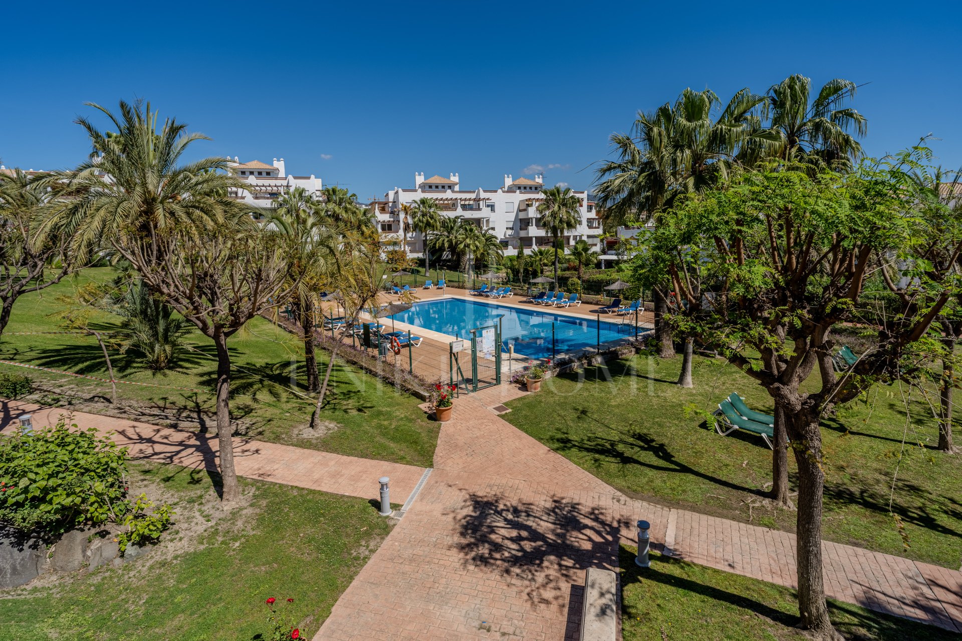 Semi/detached house in Selwo with big garden and sea views