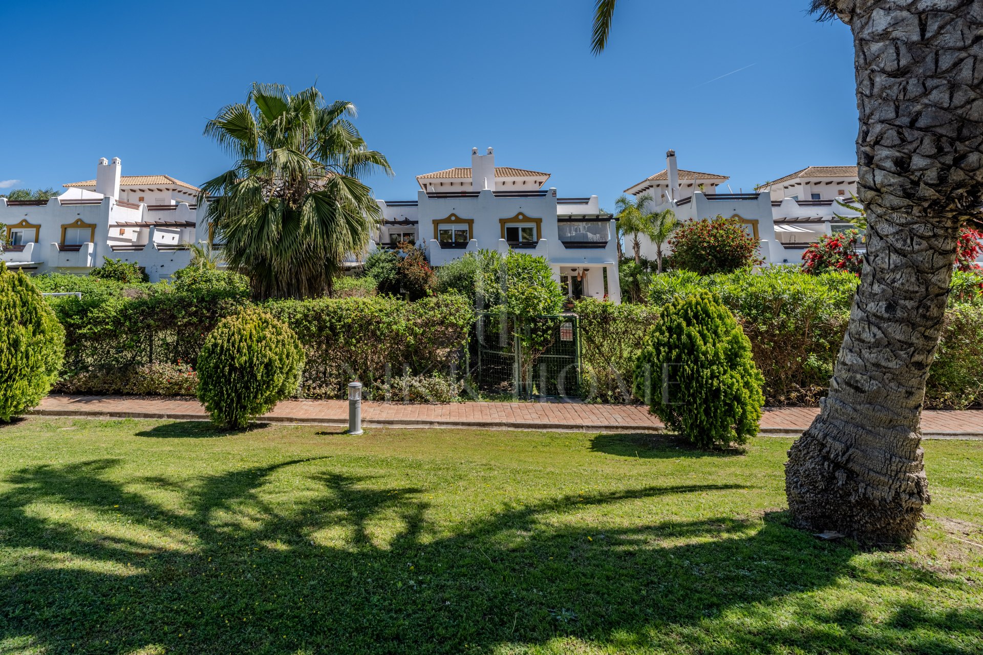 Semi/detached house in Selwo with big garden and sea views
