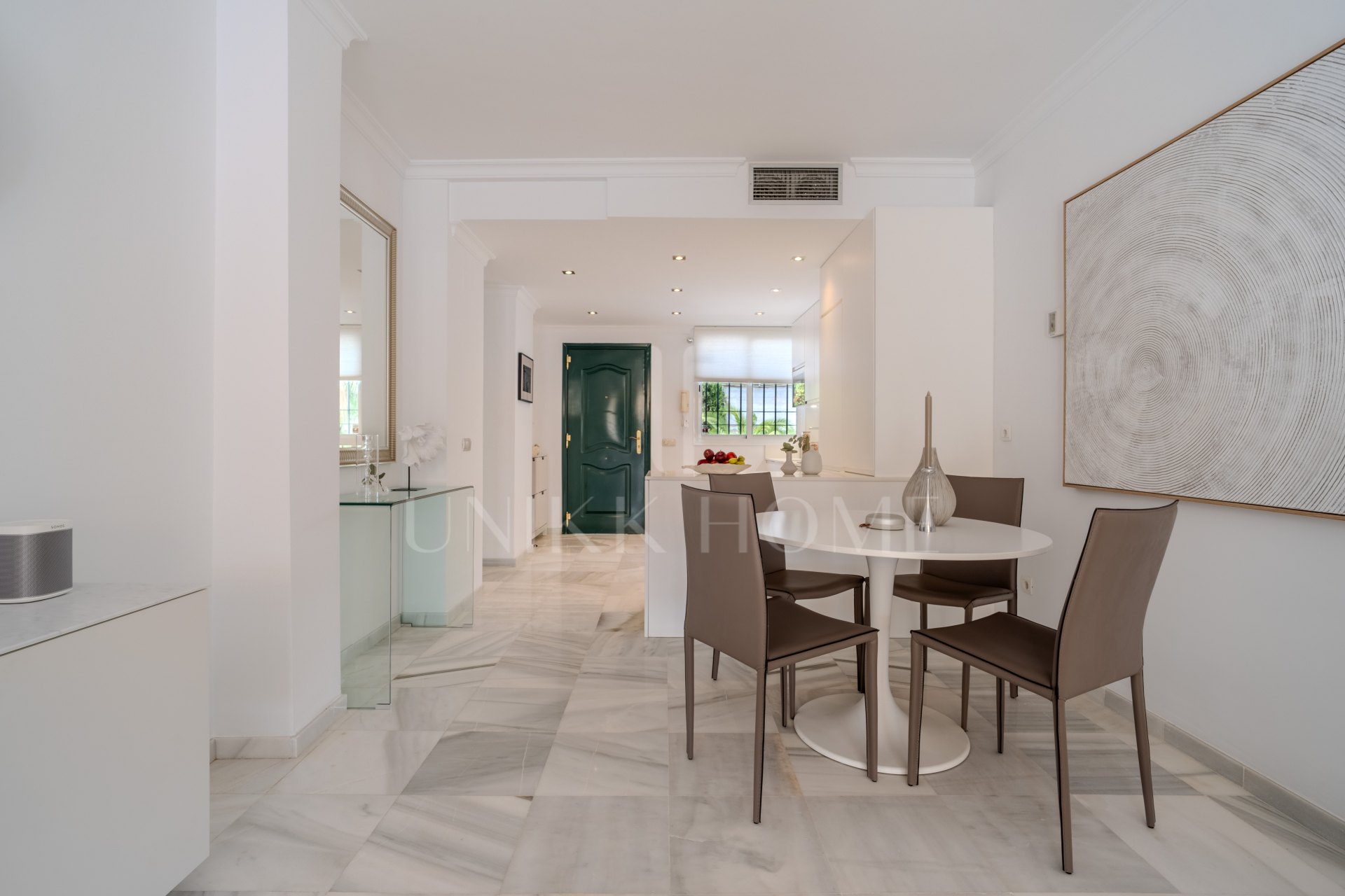 Wonderfull 2 bed apartment in the heart of Aloha / Nueva Andalucia.
