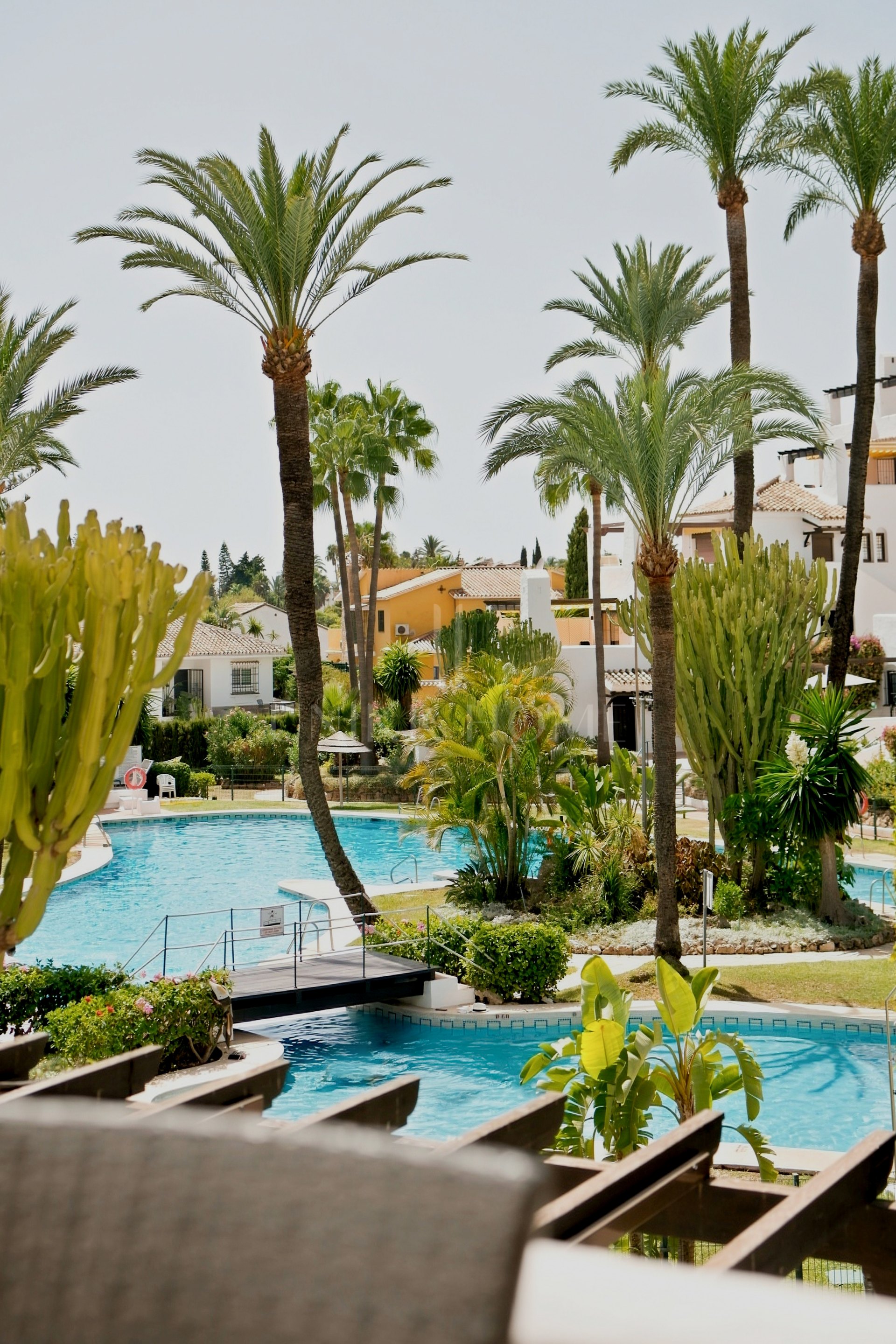 Bright apartment in Aldea Blanca, Nueva Andalucía, with open plan living and a west facing terrace overlooking the pool area. Gated community with 24 hour manned security, four pools and rentals permitted.