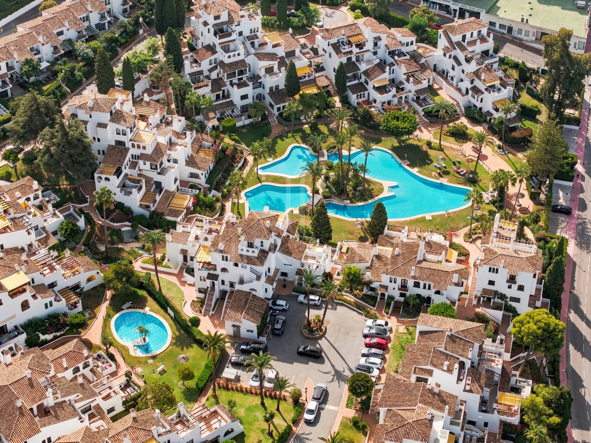 Bright apartment in Aldea Blanca, Nueva Andalucía, with open plan living and a west facing terrace overlooking the pool area. Gated community with 24 hour manned security, four pools and rentals permitted.