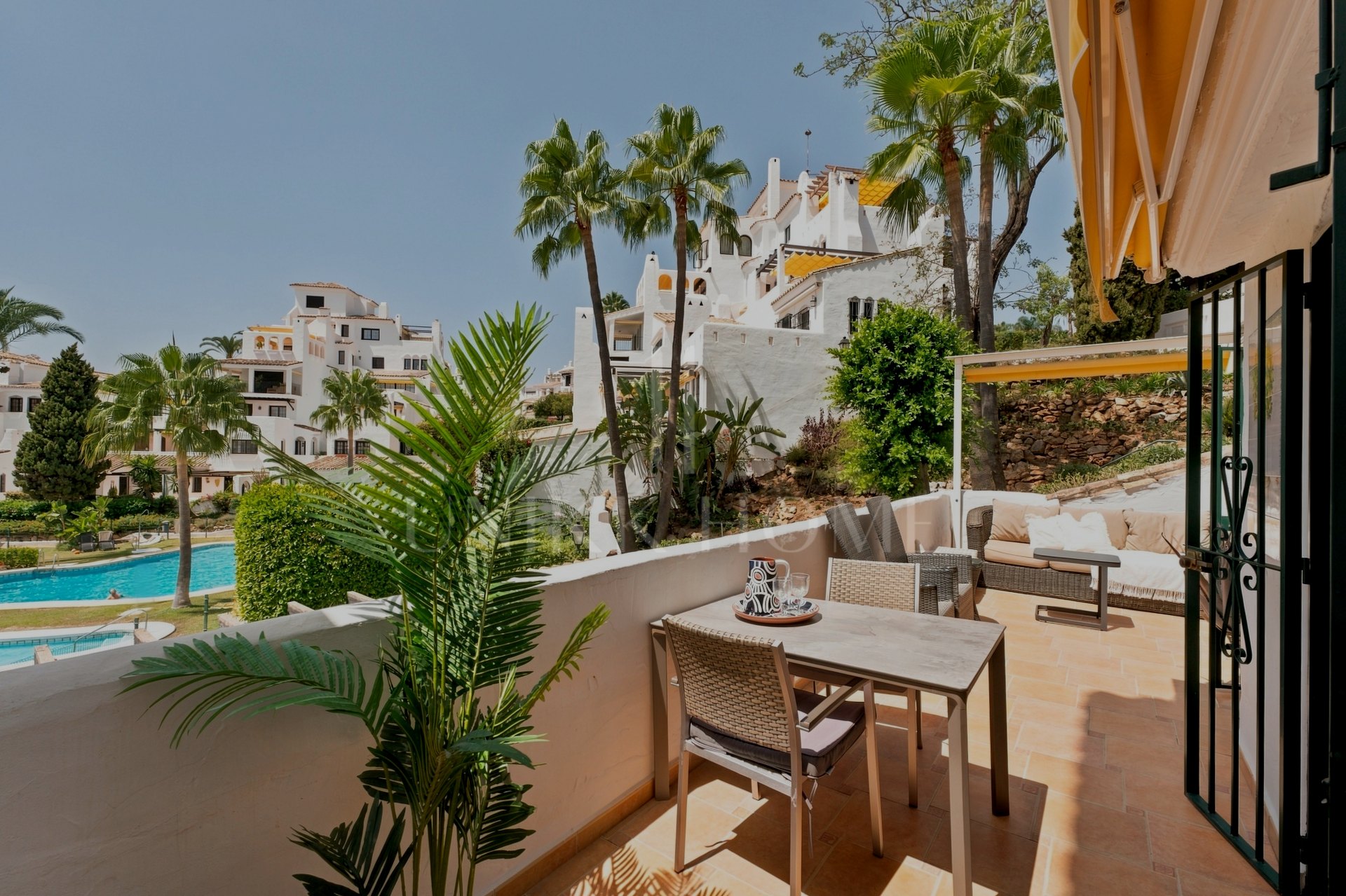 Bright apartment in Aldea Blanca, Nueva Andalucía, with open plan living and a west facing terrace overlooking the pool area. Gated community with 24 hour manned security, four pools and rentals permitted.