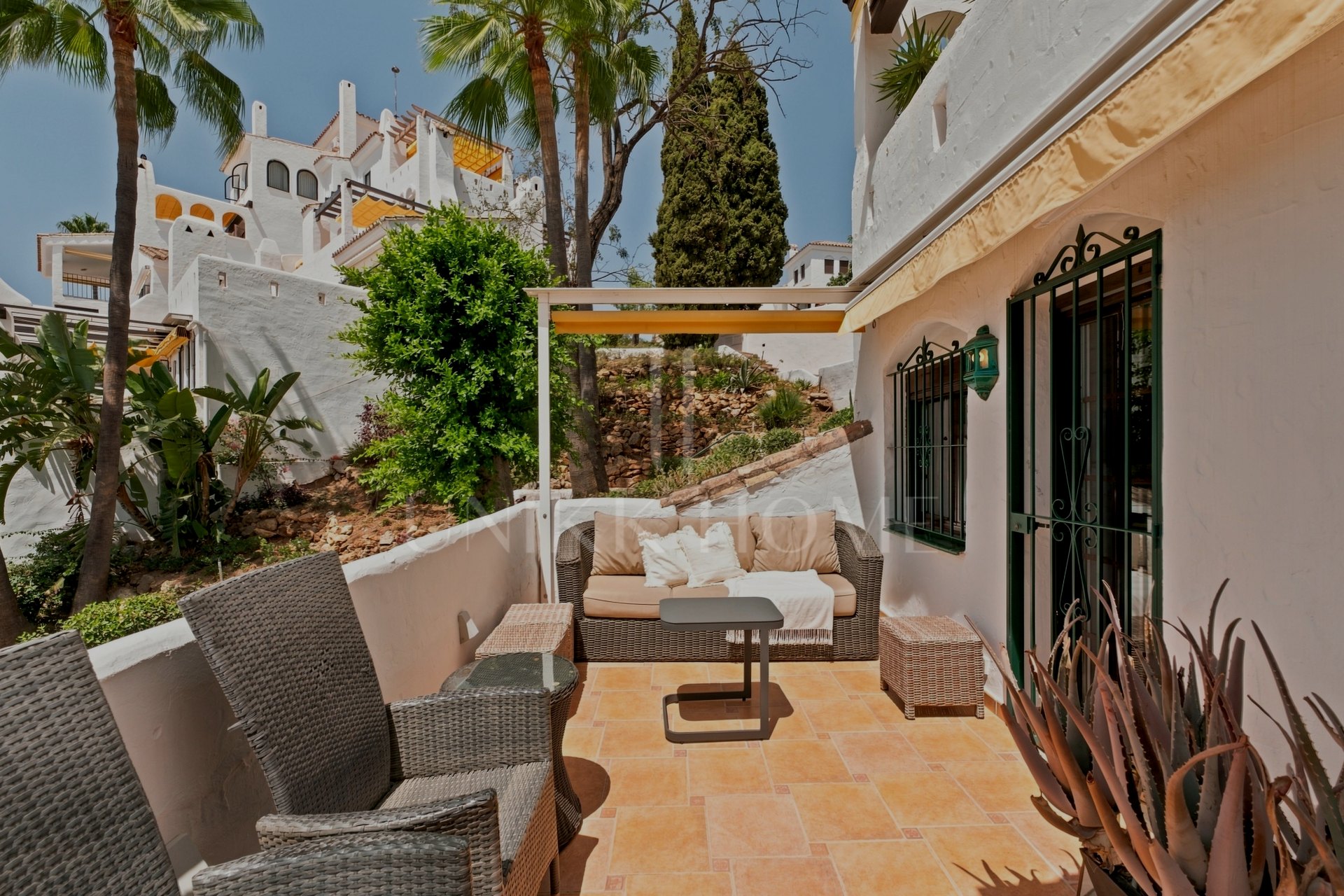 Bright apartment in Aldea Blanca, Nueva Andalucía, with open plan living and a west facing terrace overlooking the pool area. Gated community with 24 hour manned security, four pools and rentals permitted.