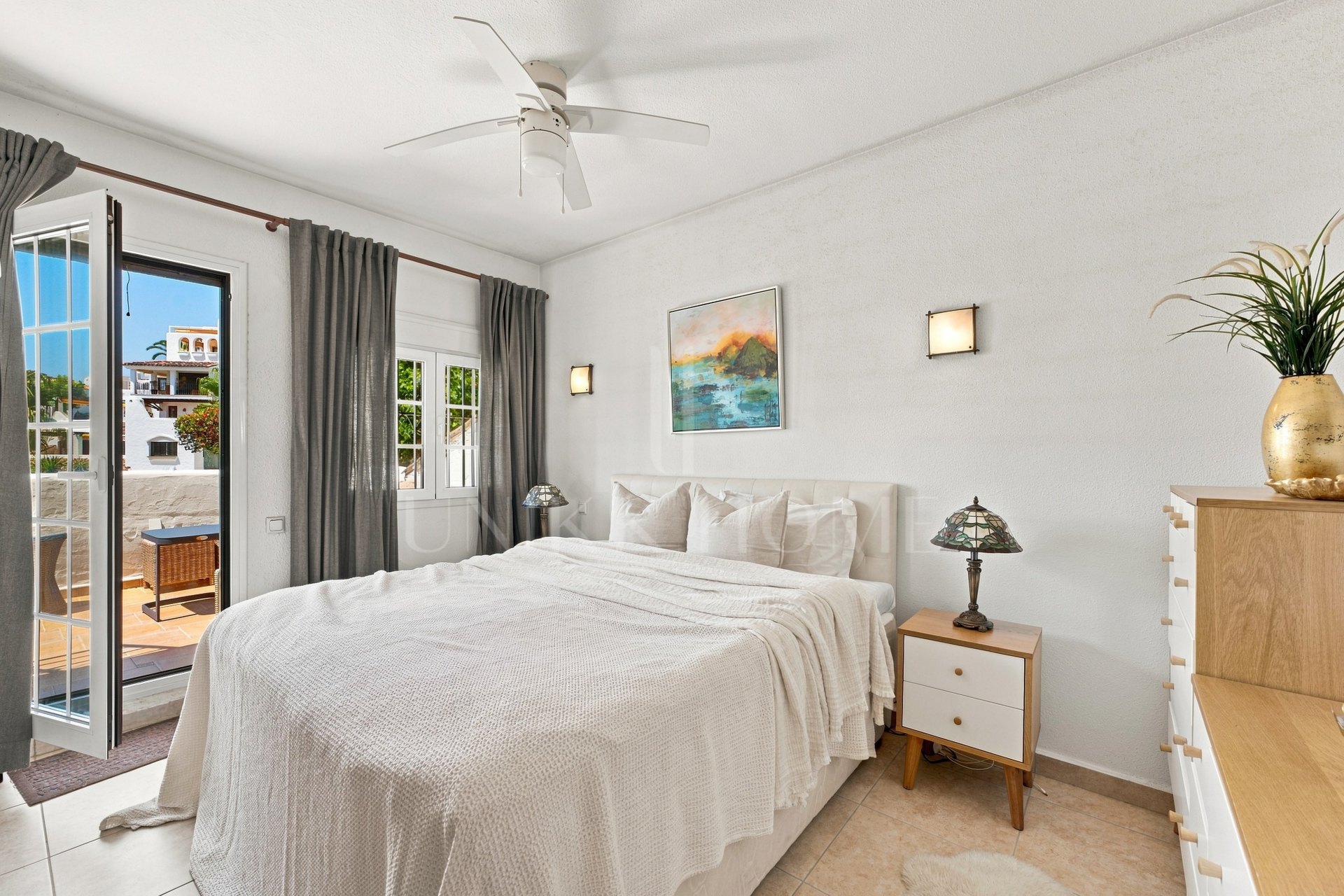 Bright apartment in Aldea Blanca, Nueva Andalucía, with open plan living and a west facing terrace overlooking the pool area. Gated community with 24 hour manned security, four pools and rentals permitted.