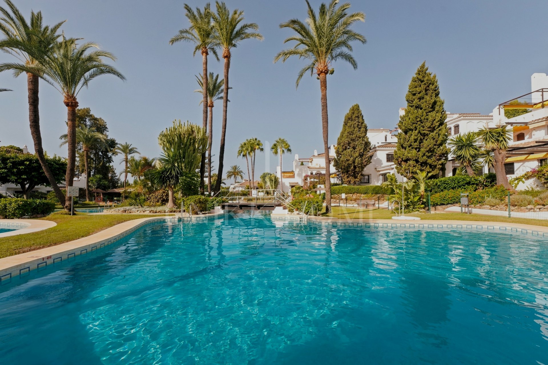 Bright apartment in Aldea Blanca, Nueva Andalucía, with open plan living and a west facing terrace overlooking the pool area. Gated community with 24 hour manned security, four pools and rentals permitted.