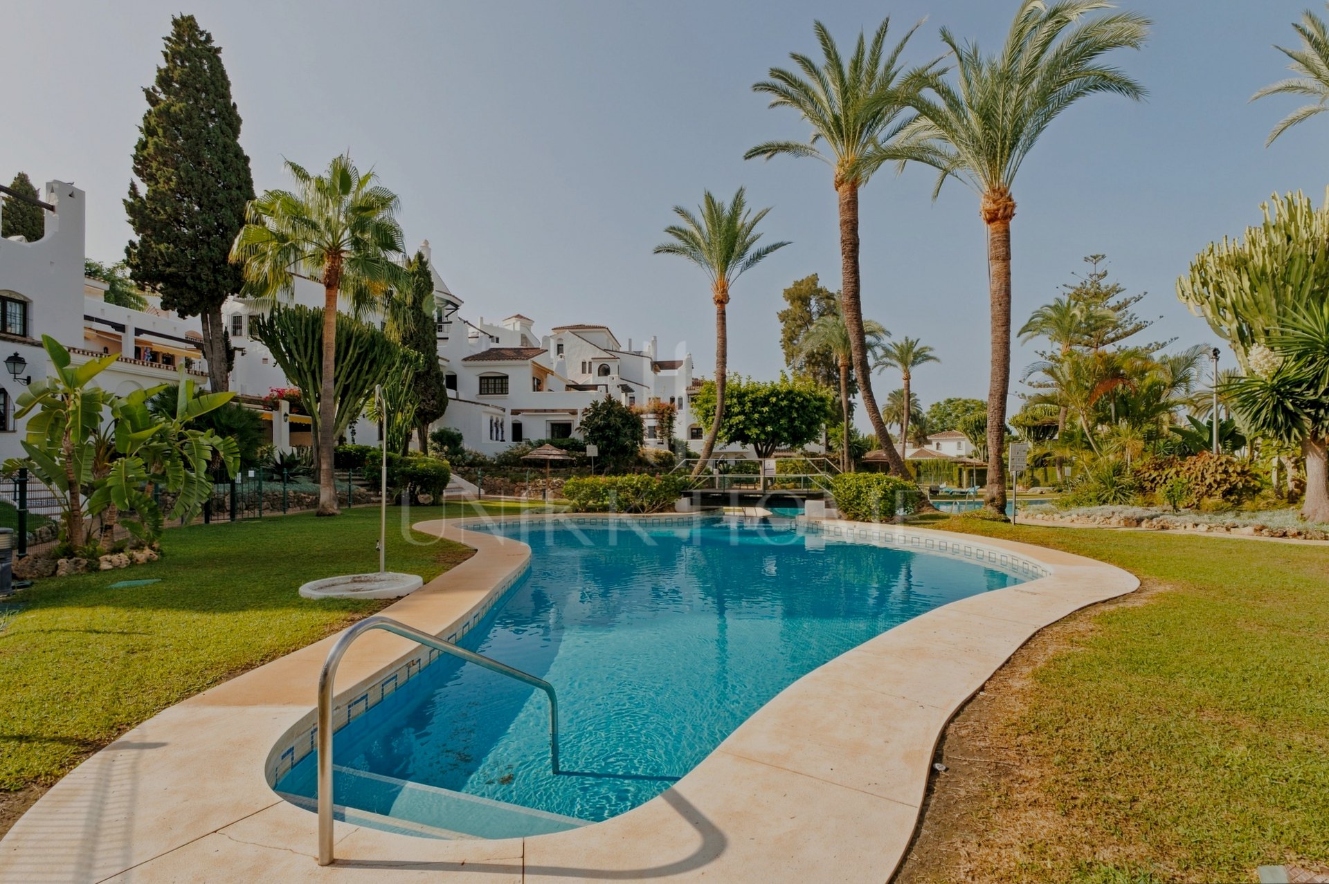 Bright apartment in Aldea Blanca, Nueva Andalucía, with open plan living and a west facing terrace overlooking the pool area. Gated community with 24 hour manned security, four pools and rentals permitted.