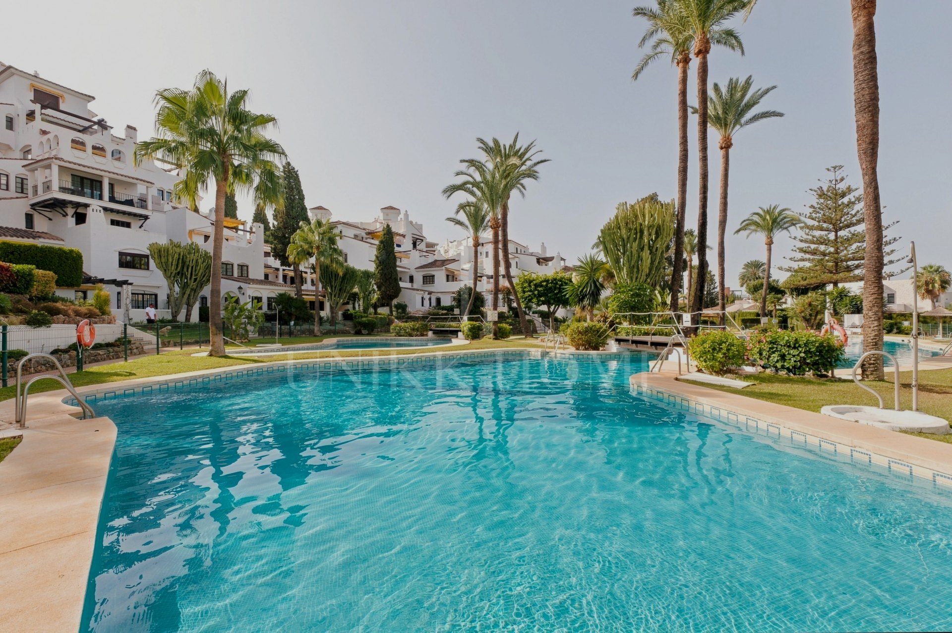 Bright apartment in Aldea Blanca, Nueva Andalucía, with open plan living and a west facing terrace overlooking the pool area. Gated community with 24 hour manned security, four pools and rentals permitted.