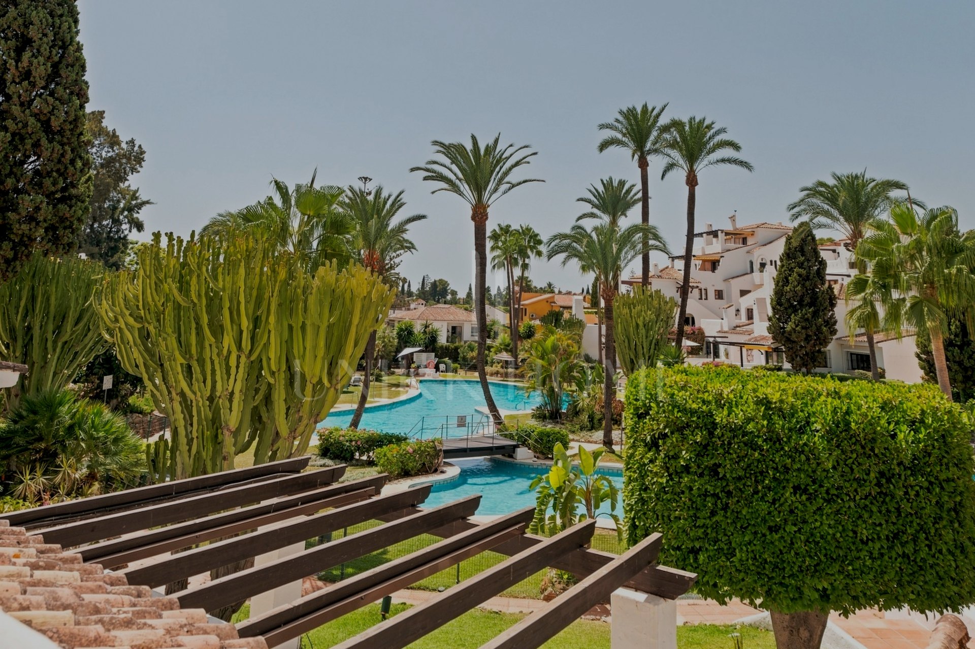 Bright apartment in Aldea Blanca, Nueva Andalucía, with open plan living and a west facing terrace overlooking the pool area. Gated community with 24 hour manned security, four pools and rentals permitted.