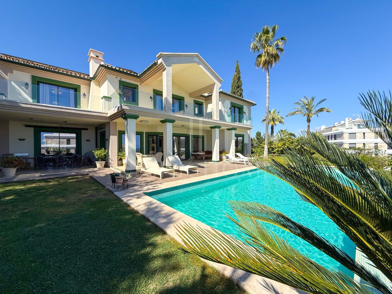 Villa en venta en New Golden Mile, Estepona Este