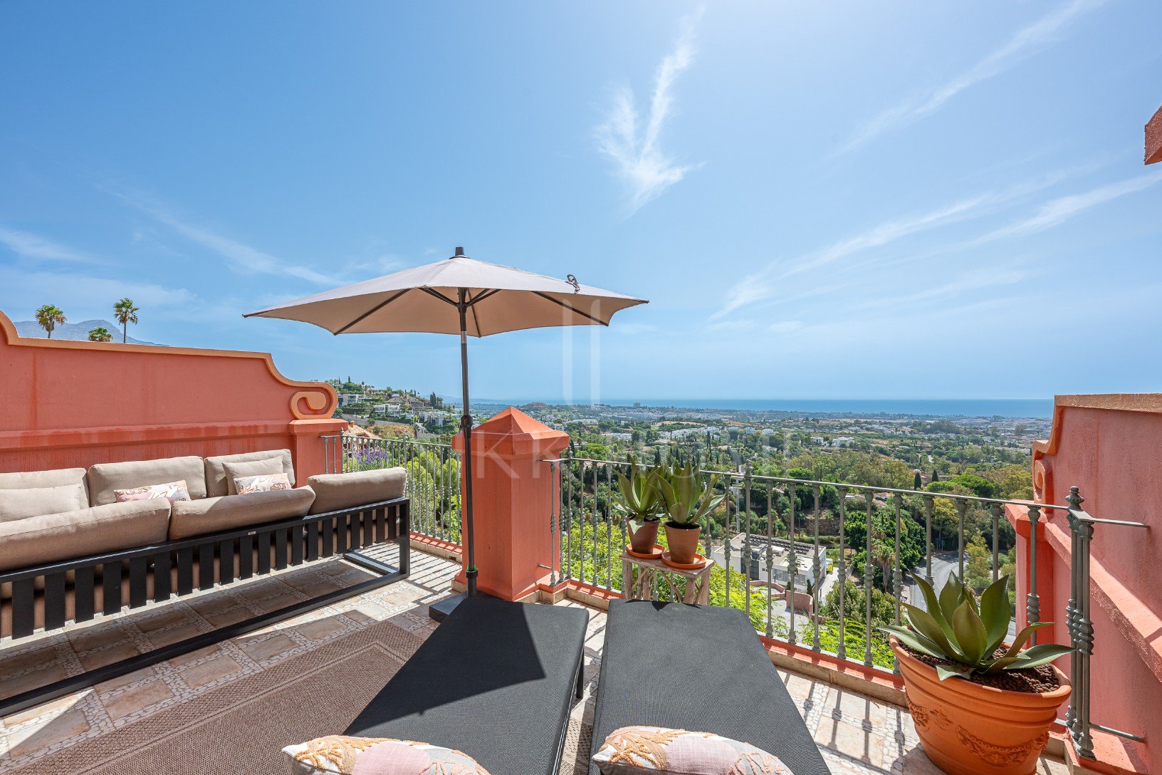 Exclusive Duplex Reformed with Panoramic Sea Views in La Quinta, Benahavís