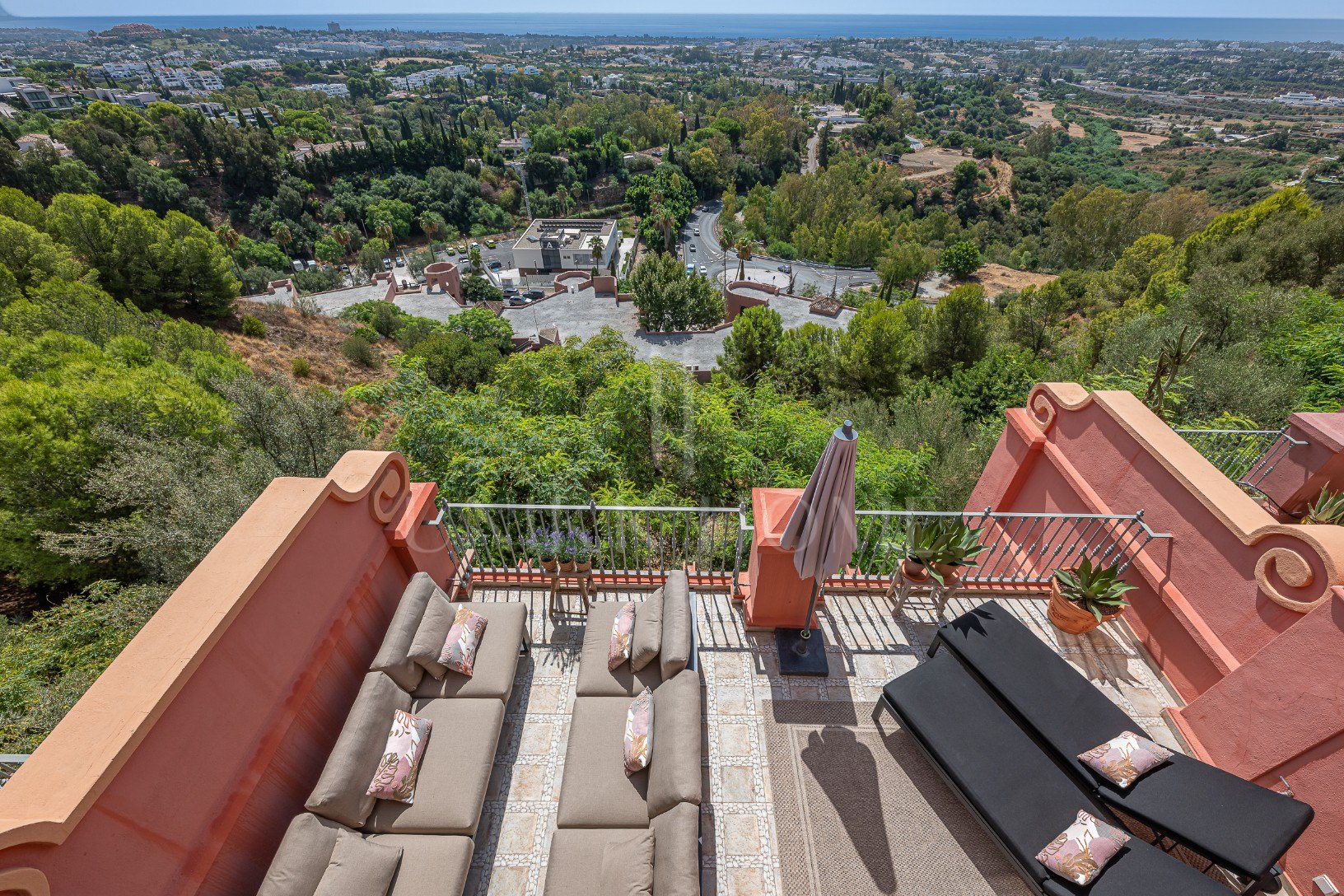 Exclusive Duplex Reformed with Panoramic Sea Views in La Quinta, Benahavís