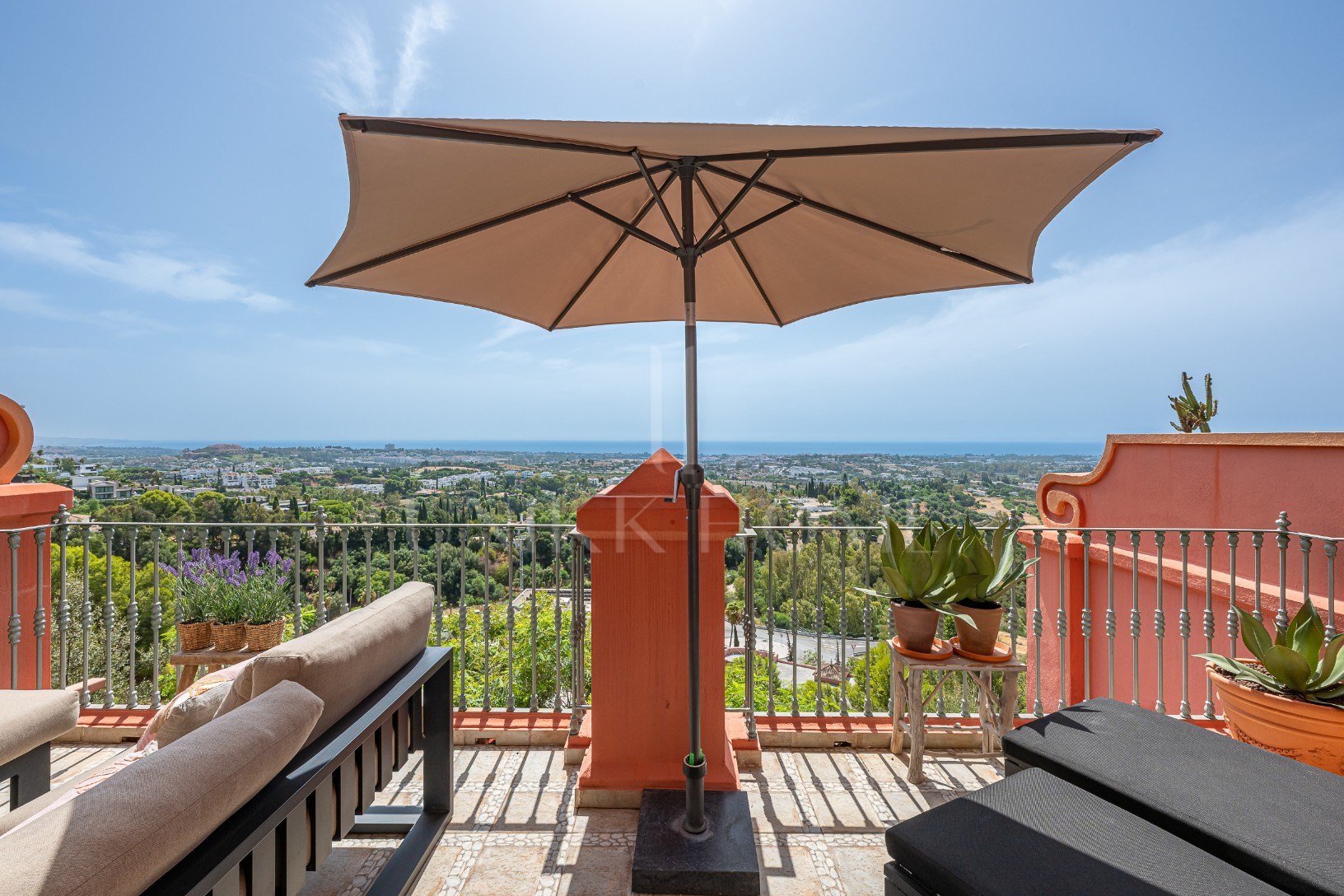 Exclusive Duplex Reformed with Panoramic Sea Views in La Quinta, Benahavís