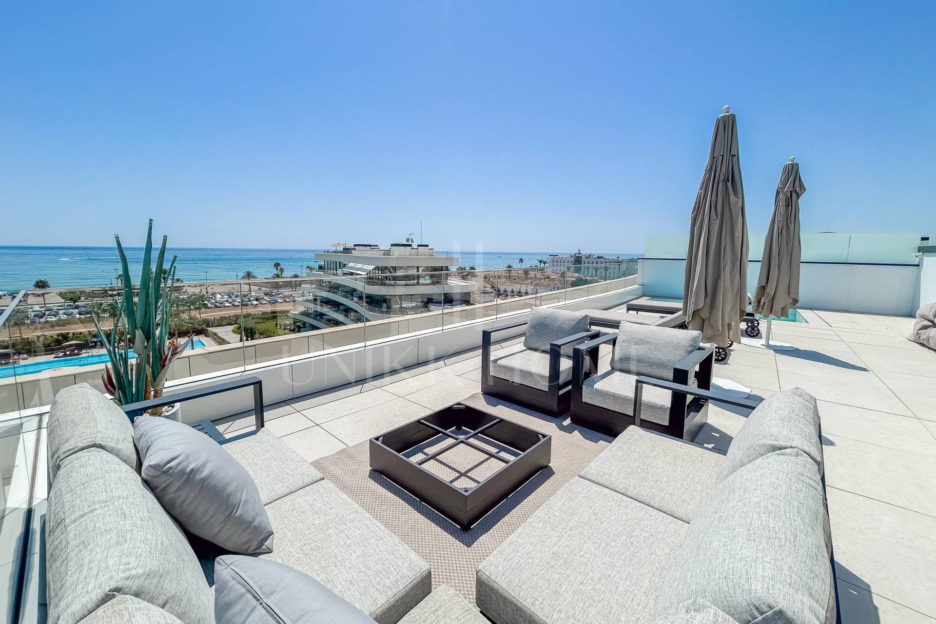 Exceptional two-level penthouse with a private pool in the prestigious Residencial Nereidas