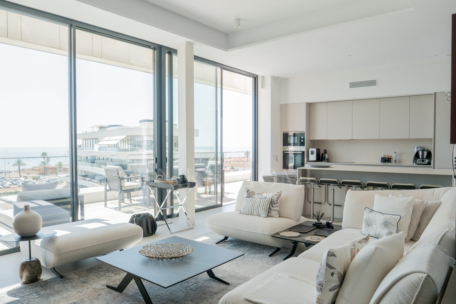 Exceptional two-level penthouse with a private pool in the prestigious Residencial Nereidas