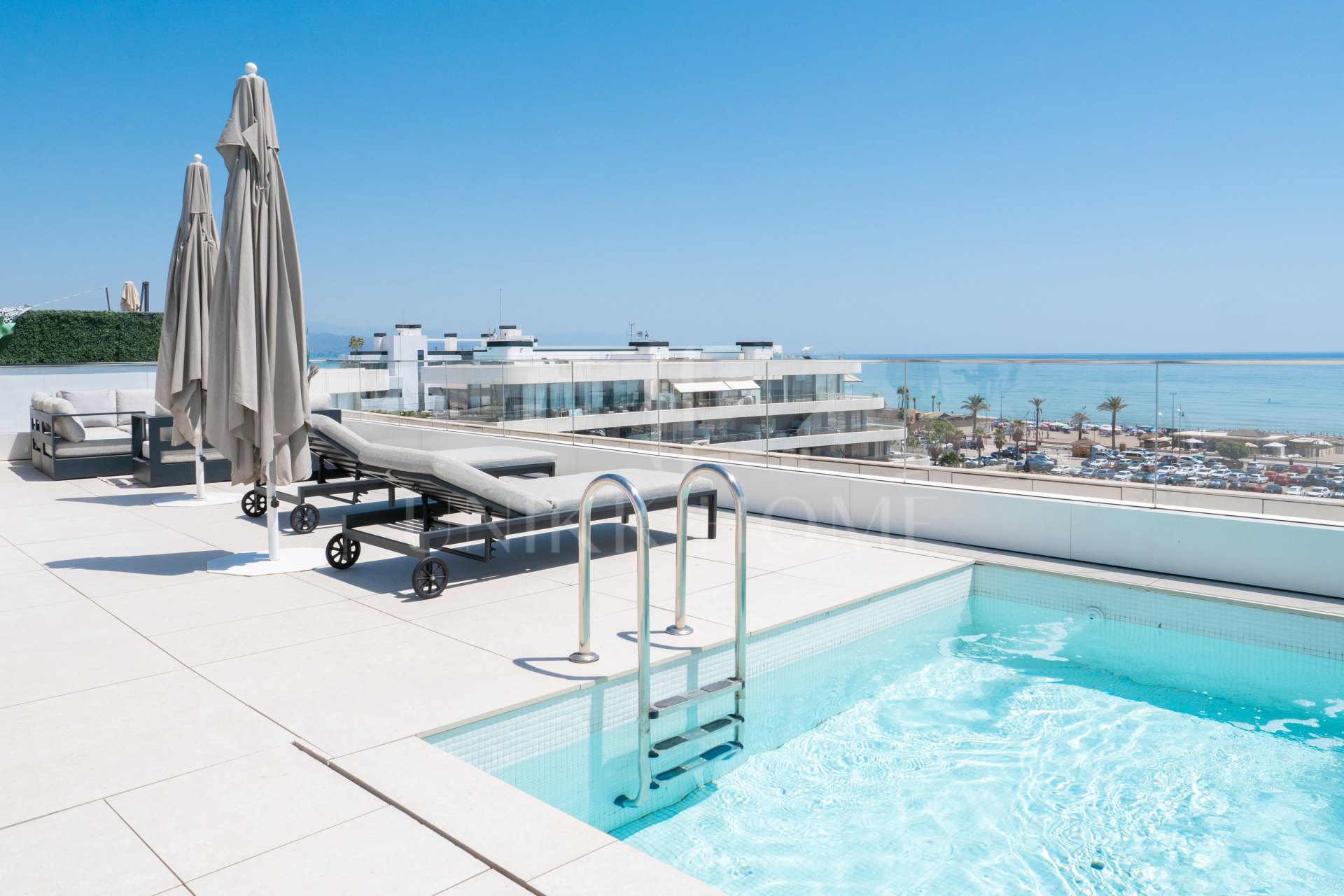 Exceptional two-level penthouse with a private pool in the prestigious Residencial Nereidas