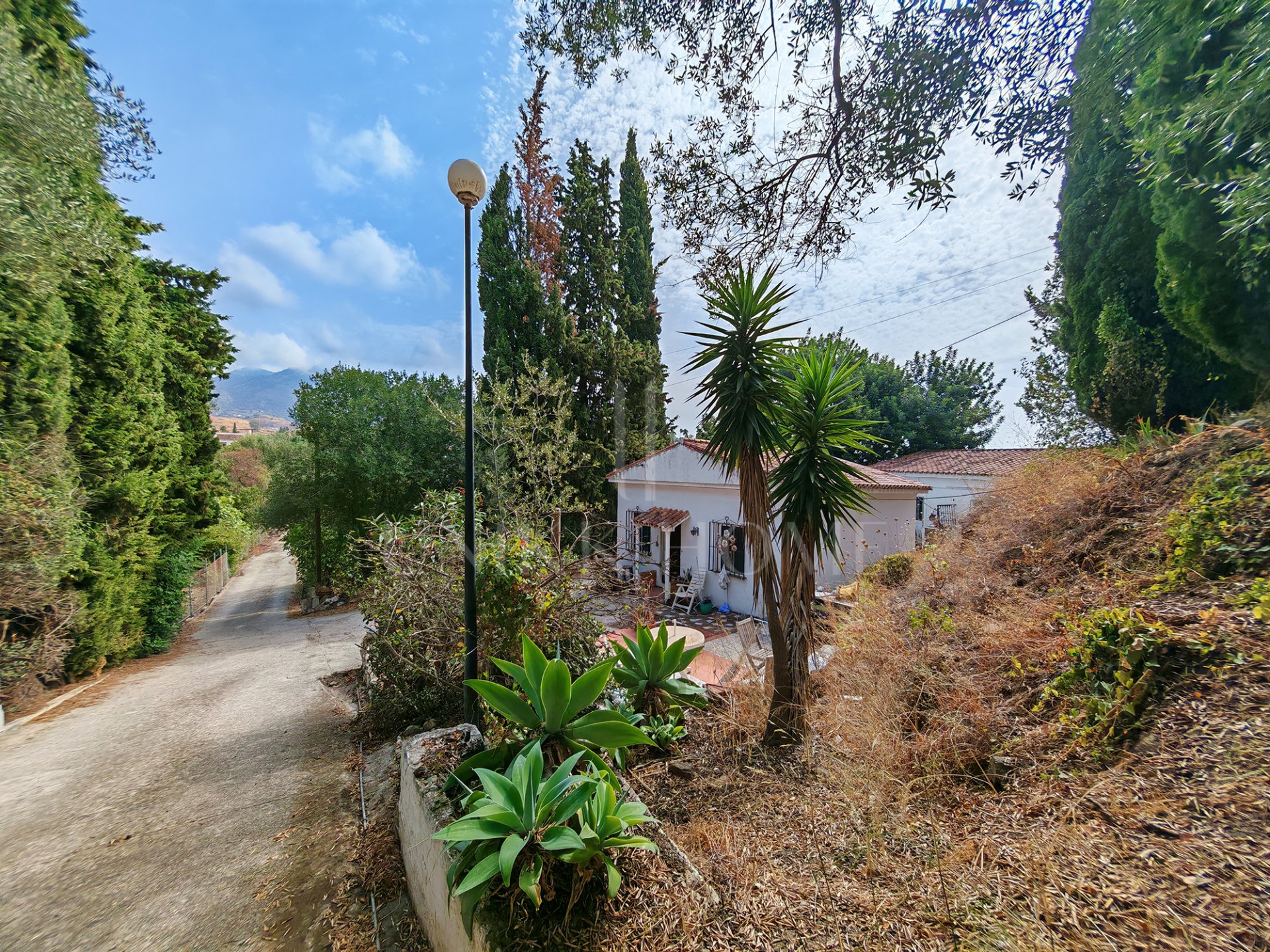 Oportunidad de renovación con dos Bungalows Invitados Independientes Cerca de Mijas Pueblo