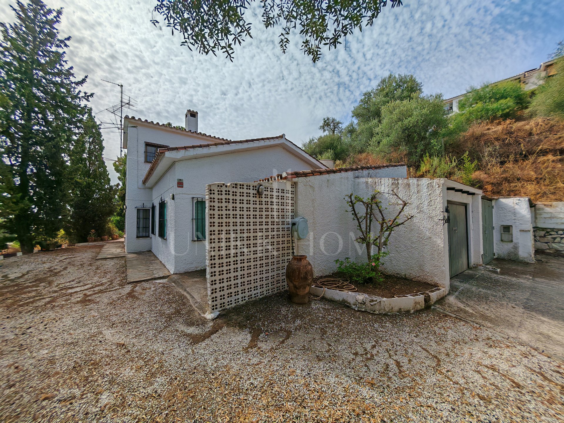 Oportunidad de renovación con dos Bungalows Invitados Independientes Cerca de Mijas Pueblo