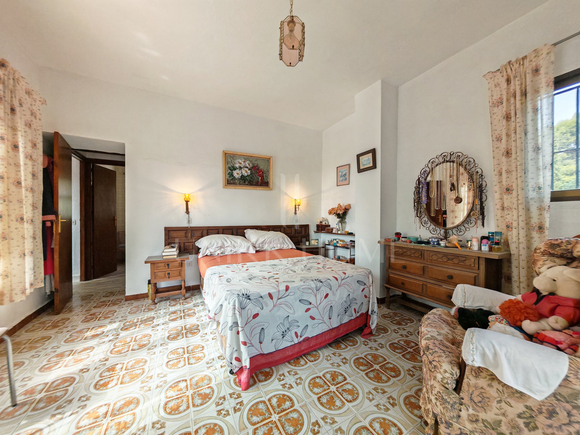 Oportunidad de renovación con dos Bungalows Invitados Independientes Cerca de Mijas Pueblo