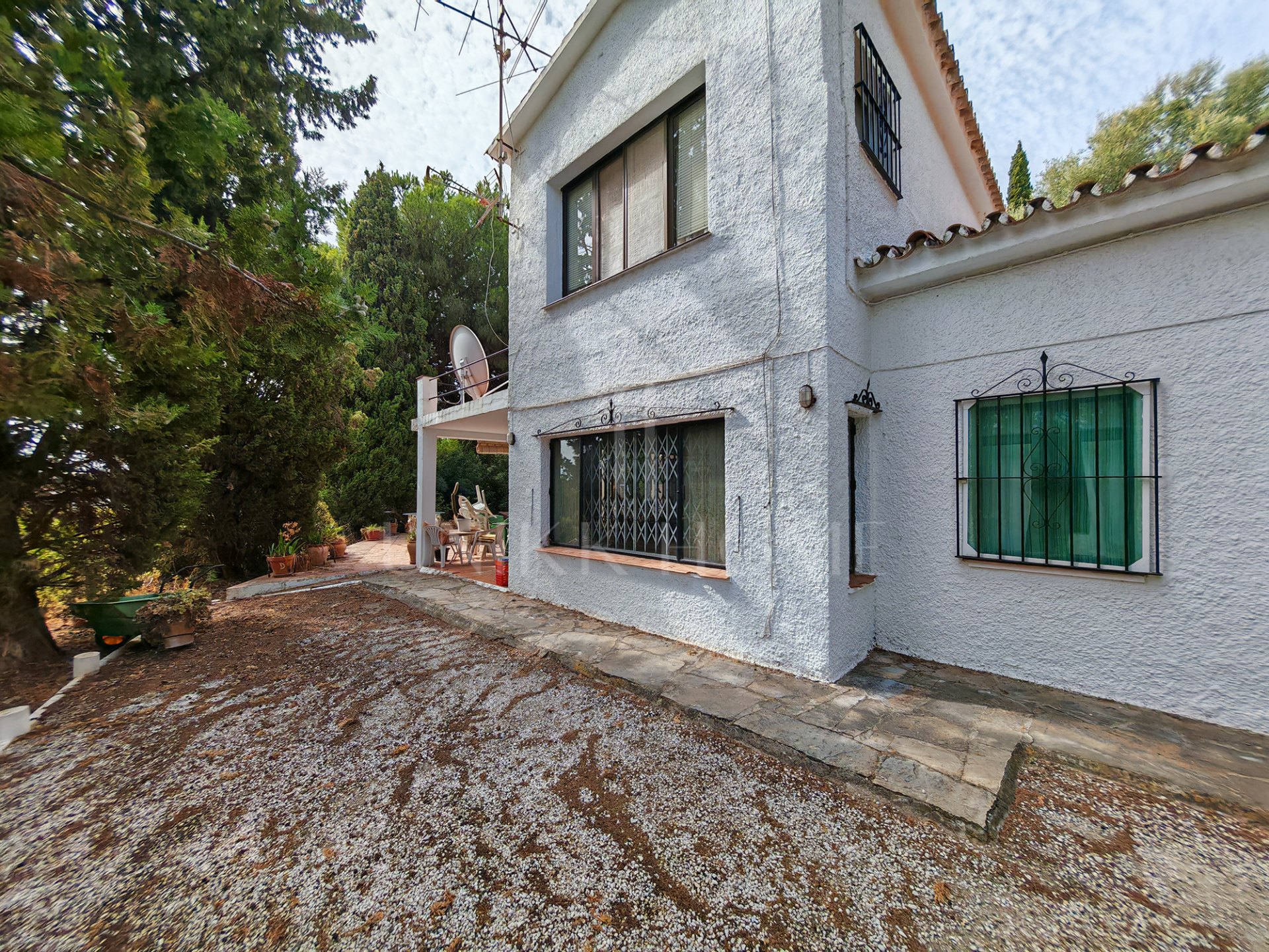 Oportunidad de renovación con dos Bungalows Invitados Independientes Cerca de Mijas Pueblo