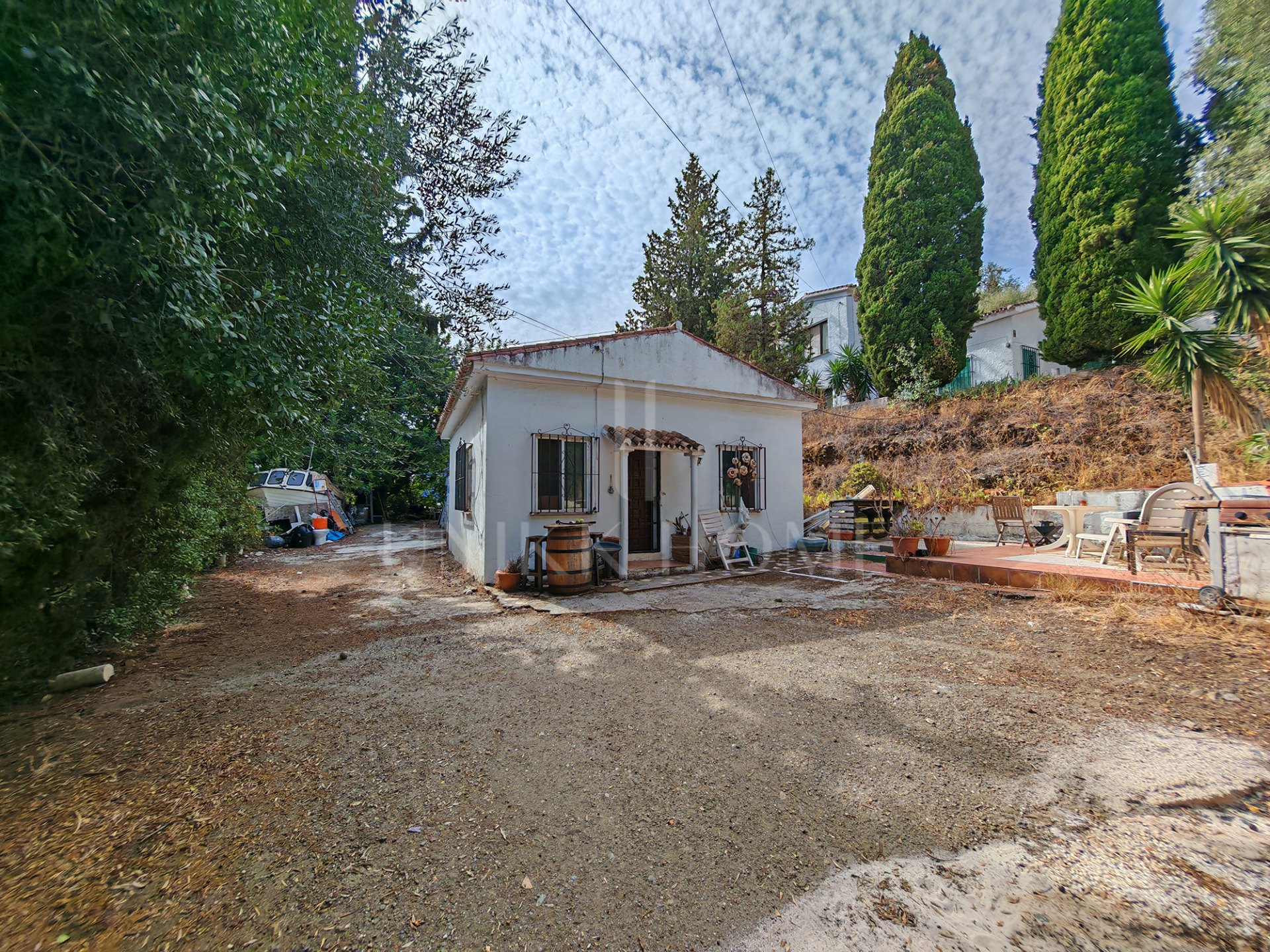 Oportunidad de renovación con dos Bungalows Invitados Independientes Cerca de Mijas Pueblo